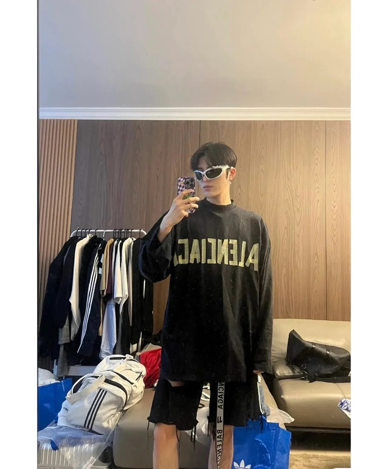 ♻️💯Upper body reference model picture❤️Top tested version BALENCIAGA/Balenciaga 2023 SS new tape print round neck long sleeve 💘Big hit💝 Simple yet stylish retro, made of original custom-made high-weight double-ply fabric, the fabric feels solid and very high-grade. It is soft and delicate next to the body, very refined, showing taste, loose OS cut, in line with the current trend aesthetic. Original fabric, the same official style, customized 400g terry double-ply fabric + thread dyed fabric in the same vat, very comfortable to the touch, synchronized with the latest counters in autumn and winter, OS off-shoulder version, fashionable and individual, super versatile and good-looking, very suitable for both men and women, a must-have style, hang tag, collar label, washed wheat, complete with three standards, color: black, size: S-L P:320