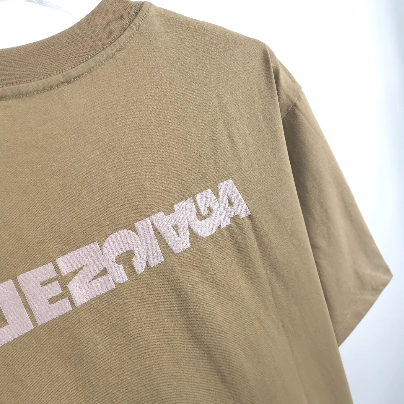 [Launched] Top tested version of Balenciaga/Balenciaga inverted letter embroidery for male and female couples star same style pure cotton short-sleeved T-shirt. Original development, custom-woven fabric, craft washing treatment, full of thickness, texture different from market products, highly restored to the original version, imported Tajima machine embroidery, perfectly close to the original product, very simple logo to indicate identity letter spacing, size consistent with the original version, 22ss version to create a highly restored men's and women's style. Size: XS-L Color: Dark Khaki P:260