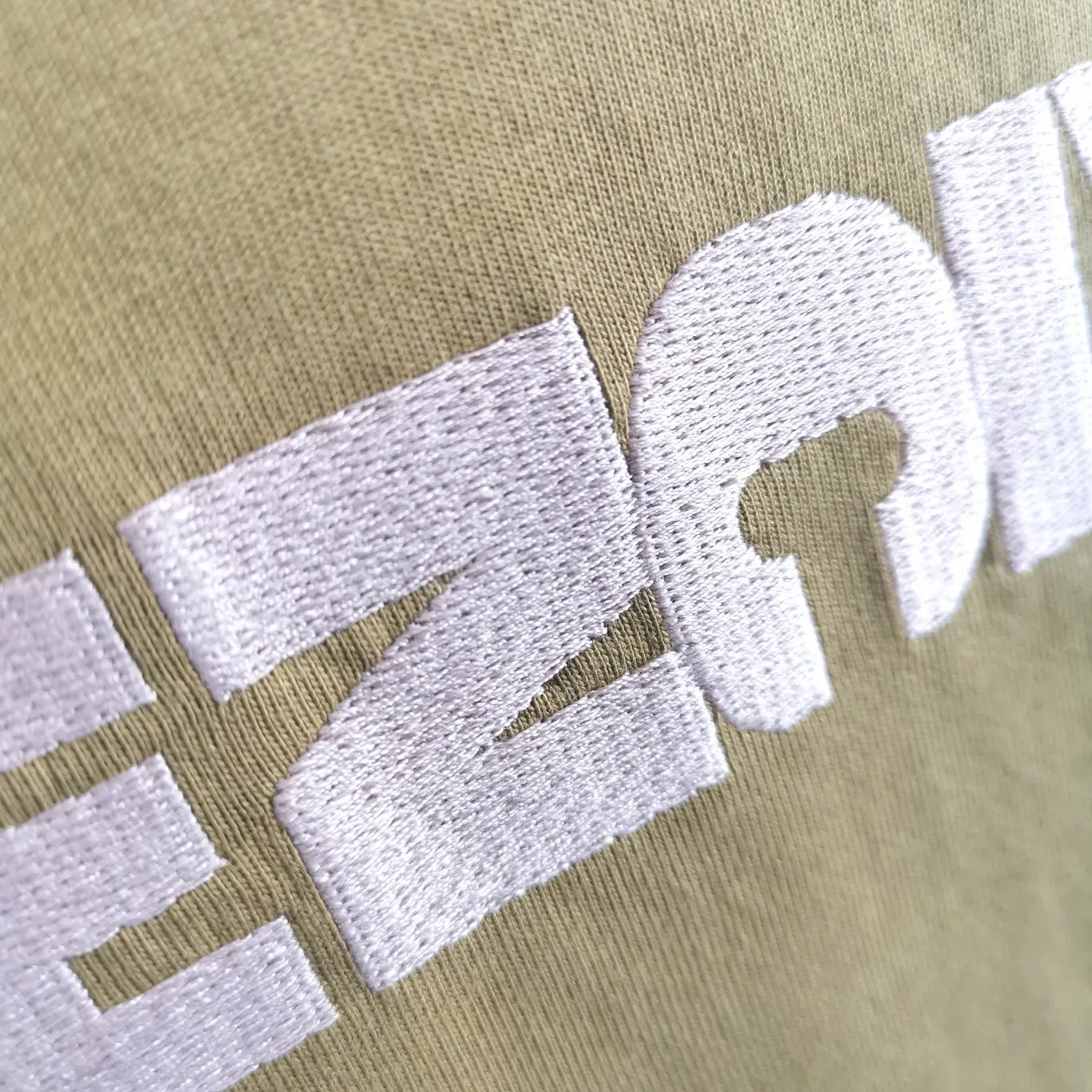 [Launched] Top tested version of Balenciaga/Balenciaga inverted letter embroidery for male and female couples star same style pure cotton short-sleeved T-shirt. Original development, custom-woven fabric, craft washing treatment, full of thickness, texture different from market products, highly restored to the original version, imported Tajima machine embroidery, perfectly close to the original product, very simple logo to indicate identity letter spacing, size consistent with the original version, 22ss version to create a highly restored men's and women's style. Size: XS-L Color: Dark Khaki P:260