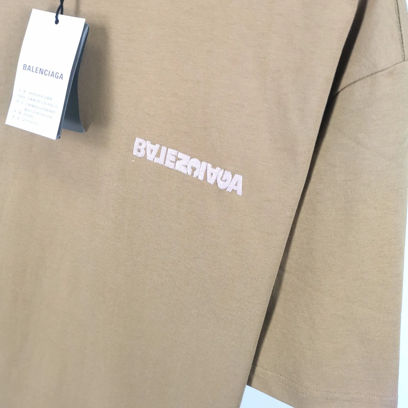 [Launched] Top tested version of Balenciaga/Balenciaga inverted letter embroidery for male and female couples star same style pure cotton short-sleeved T-shirt. Original development, custom-woven fabric, craft washing treatment, full of thickness, texture different from market products, highly restored to the original version, imported Tajima machine embroidery, perfectly close to the original product, very simple logo to indicate identity letter spacing, size consistent with the original version, 22ss version to create a highly restored men's and women's style. Size: XS-L Color: Dark Khaki P:260