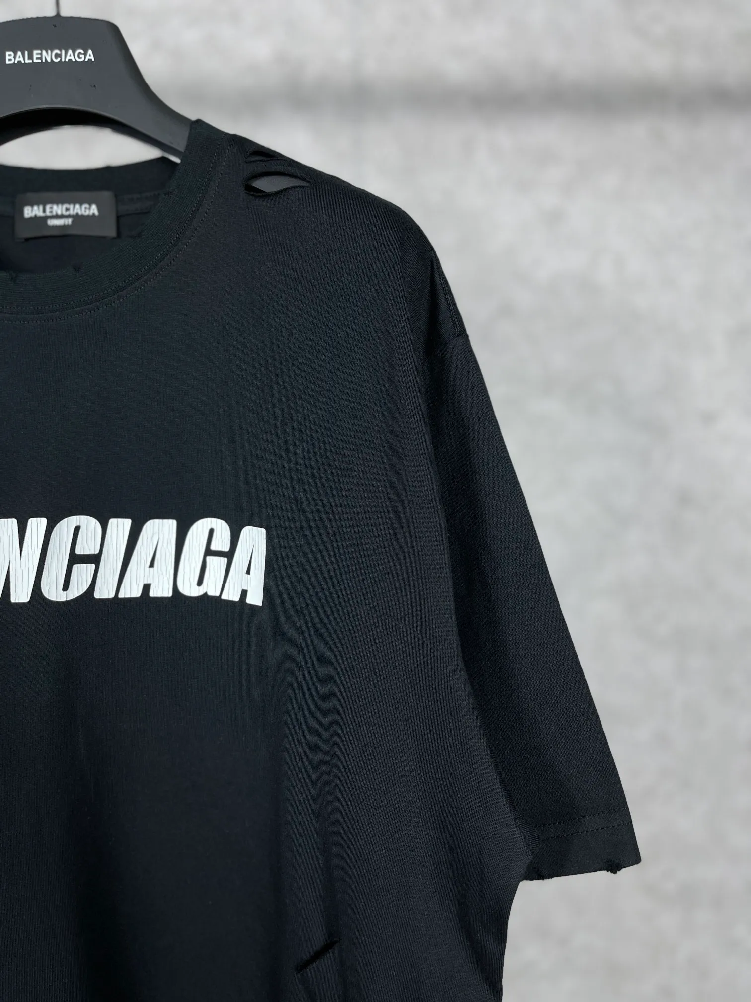 🅿️166 Actual pictures [Top version. Official website quality] BALENCI*GA/Paris. Classic letter LOGO printed ready-to-wear, washed, distressed, hole-cut, short-sleeved T-shirt. Brick cabinet synchronization. The fabric is made of Paris ZP custom-woven and dyed 100% cotton double yarn compact cotton. The weight is 260 grams, the cloth surface is clean. The cloth pattern is clear, soft and comfortable. The threads are dyed with no color difference. The classic pattern is printed with environmentally friendly imported materials, straight cracks and cracked glue. Precision printing screen, the letters are clear and the effect is three-dimensional. Restored brick cabinet. Ready-made garments are washed and worn, many people grind and cut them by hand. They are produced with heavy craftsmanship. Different market currency. Welcome to compare. The version adopts OS loose shoulder version. Same style for men and women. Coding: BL223033 Color: black, white, dark coffee, purple, lake blue, red, army green Size: XS to L