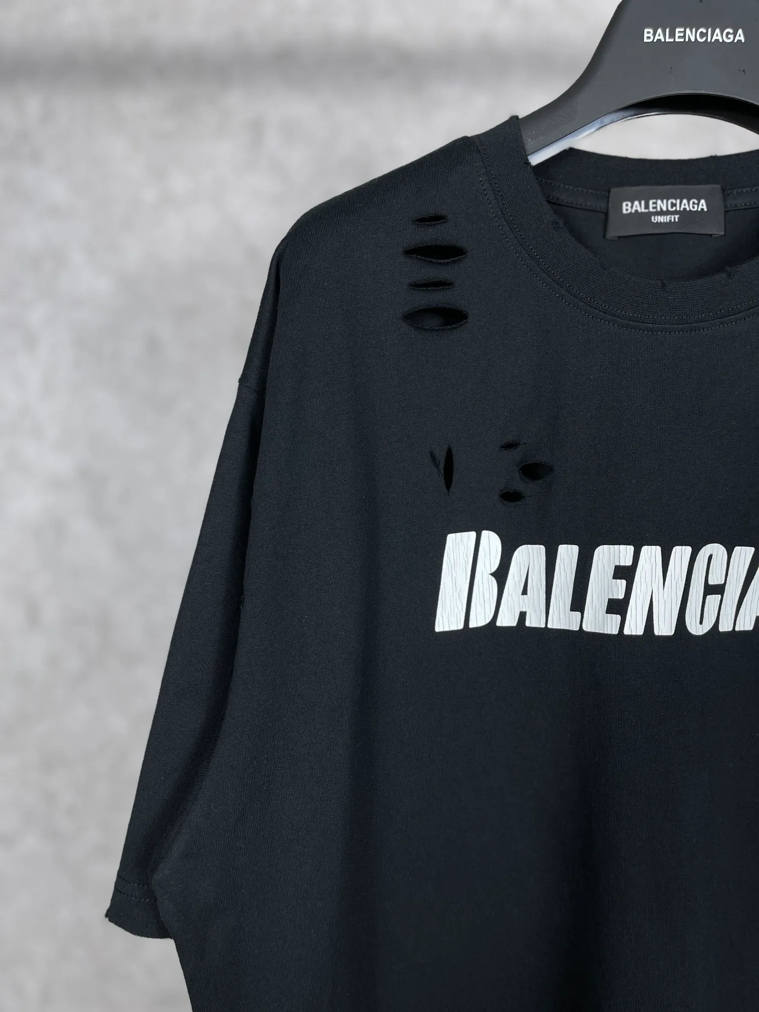 🅿️166 Actual pictures [Top version. Official website quality] BALENCI*GA/Paris. Classic letter LOGO printed ready-to-wear, washed, distressed, hole-cut, short-sleeved T-shirt. Brick cabinet synchronization. The fabric is made of Paris ZP custom-woven and dyed 100% cotton double yarn compact cotton. The weight is 260 grams, the cloth surface is clean. The cloth pattern is clear, soft and comfortable. The threads are dyed with no color difference. The classic pattern is printed with environmentally friendly imported materials, straight cracks and cracked glue. Precision printing screen, the letters are clear and the effect is three-dimensional. Restored brick cabinet. Ready-made garments are washed and worn, many people grind and cut them by hand. They are produced with heavy craftsmanship. Different market currency. Welcome to compare. The version adopts OS loose shoulder version. Same style for men and women. Coding: BL223033 Color: black, white, dark coffee, purple, lake blue, red, army green Size: XS to L