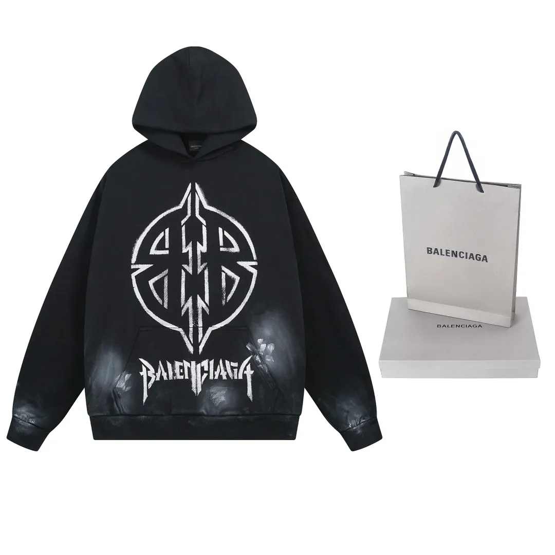 🅿️340 real photos [Top version. Official website quality] BALENCI*GA/Paris. 24SS latest rock double B direct spray. Hand-painted graffiti worn distressed hooded sweatshirt, all pattern details color Y-board customization, hand-painted graffiti worn over heavy craftsmanship. Brick cabinets are synchronized. Genuine products are developed at the first time, and you can print and compare! The fabric is made of Paris ZP custom-woven and dyed cotton terry sweatshirt. Weighing 460 grams, the cloth surface is clean. The cloth pattern is clear, soft and comfortable. The threads are dyed with no color difference. The printing uses environmentally friendly imported materials and self-inking direct injection, with clear letters and three-dimensional effect. Ready-made garments are hand-painted and air-brushed to make them distressed. The version adopts OS loose shoulder design. Same style for men and women. Code: BL238936 Color: Black Size: XS S M L