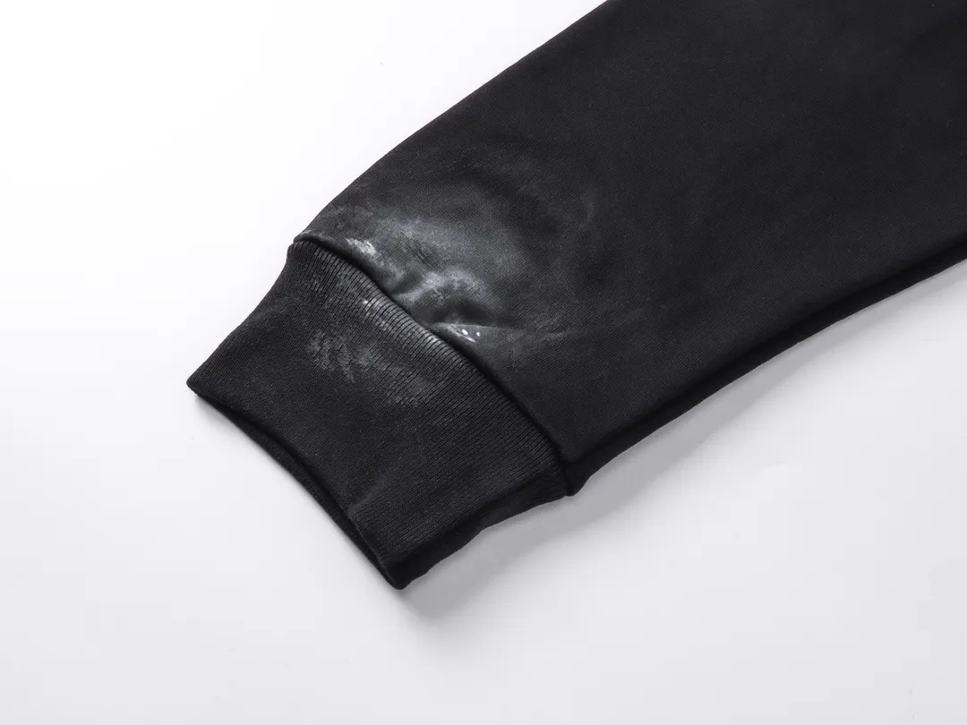 🅿️340 real photos [Top version. Official website quality] BALENCI*GA/Paris. 24SS latest rock double B direct spray. Hand-painted graffiti worn distressed hooded sweatshirt, all pattern details color Y-board customization, hand-painted graffiti worn over heavy craftsmanship. Brick cabinets are synchronized. Genuine products are developed at the first time, and you can print and compare! The fabric is made of Paris ZP custom-woven and dyed cotton terry sweatshirt. Weighing 460 grams, the cloth surface is clean. The cloth pattern is clear, soft and comfortable. The threads are dyed with no color difference. The printing uses environmentally friendly imported materials and self-inking direct injection, with clear letters and three-dimensional effect. Ready-made garments are hand-painted and air-brushed to make them distressed. The version adopts OS loose shoulder design. Same style for men and women. Code: BL238936 Color: Black Size: XS S M L