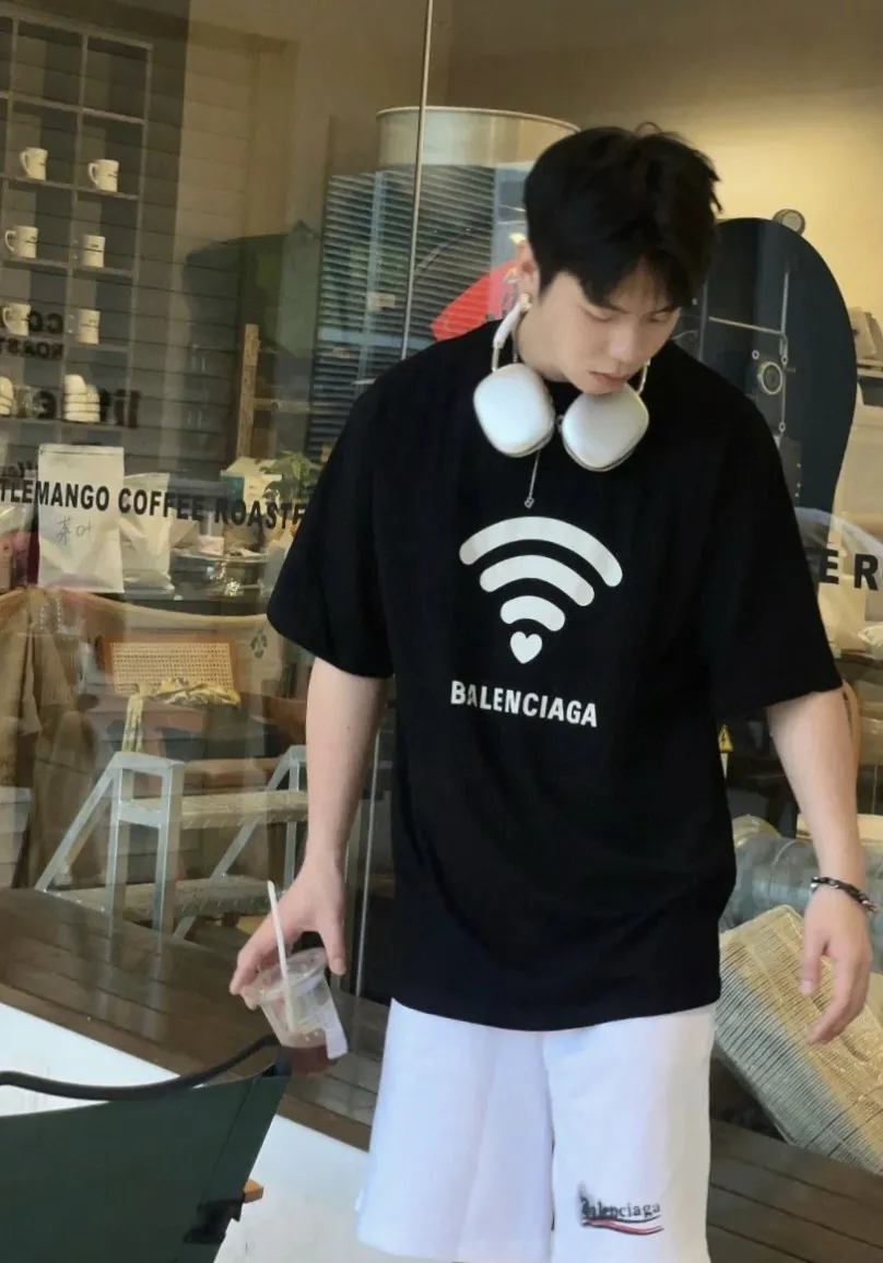 ♻️💯Refer to the model picture for the upper body❤️The top version of Balenciga/Balenciaga Dissolved Coca-Cola shorts are the same style for male and female stars. Pure cotton terry fabric, thick to the touch, contrast-dyed fabric, hand-painted spray-dissolved effect pattern, ultra-fine flat screen printing process, full of fashion sense, using fine gauze material as the screen, custom-dyed pure cotton fabric, OS version, complete with three standards, the same style for men and women. New style shorts, pure cotton terry fabric, thin fabric is soft and comfortable, the whole body is heavily distressed and washed, the latest Coke atomized watermark design, loose fit, same as for men and women, size xssml [Washing instructions: Cotton, hand wash recommended, gentle pressure, wash with warm or cold water below 30℃, separate dark and light colors during washing, not suitable for exposure to the sun] Size: S-XL Color: black and white P:310