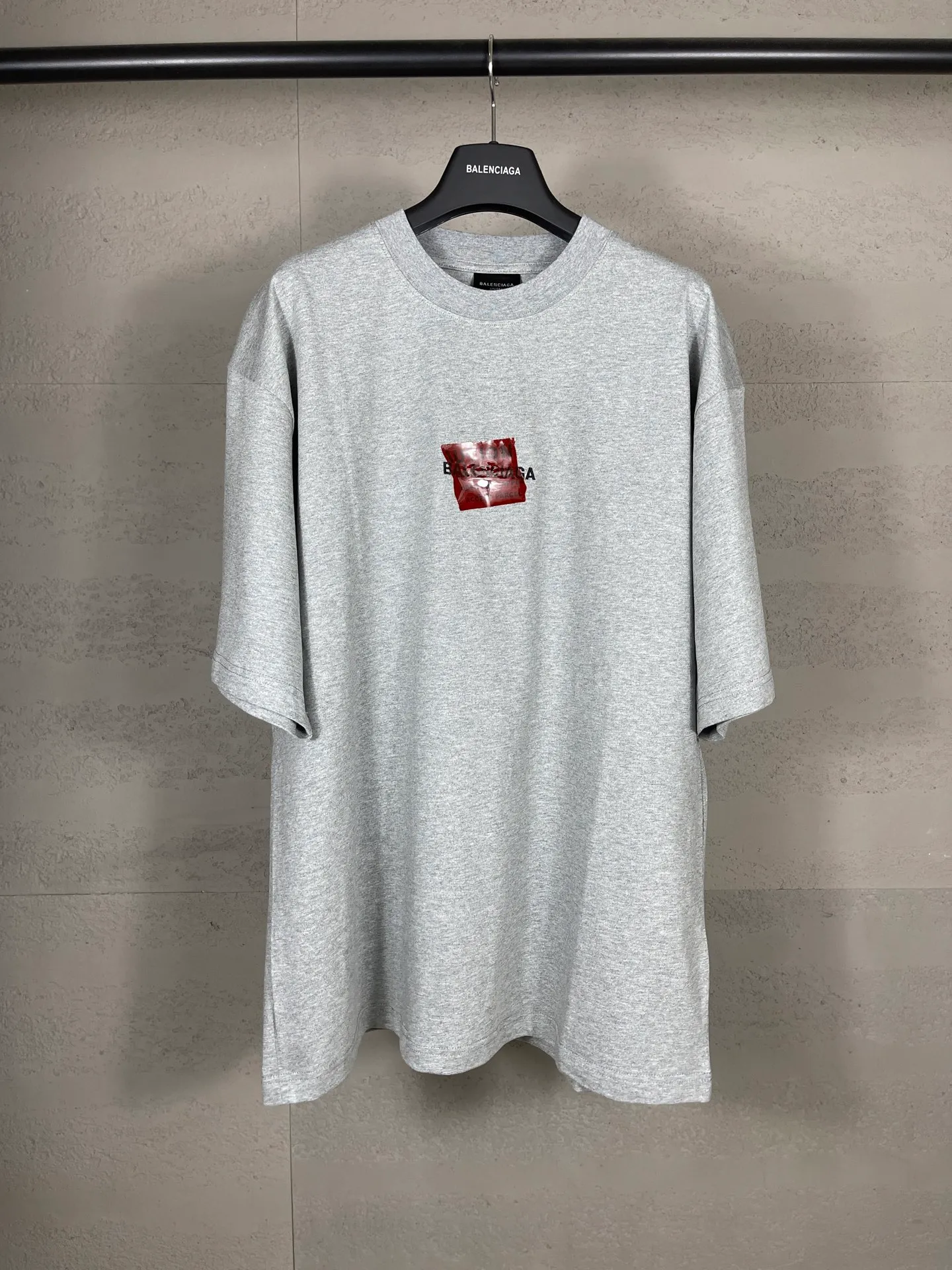 🅿️196 Actual pictures [Top version. Official website quality] BALENCI*GA/Paris #2025 new style front and rear letter LOGO embroidered tape taped short-sleeved T-shirt, full of design. Welcome to compare. The fabric is made of Paris ZP custom-woven and dyed cotton double yarn, weight 260 grams, clean cloth surface, clear cloth pattern, soft and comfortable. The threads are dyed with no color difference. The classic letter LOGO is embroidered with imported Tajima embroidery machine. The tape is stamped with imported transparent glue. The effect is three-dimensional. Restore the brick cabinet, adopt the OS loose shoulder version. Same style for men and women. Code: BL253662 Color: black, sky blue, white, floral gray Size: XS S M L