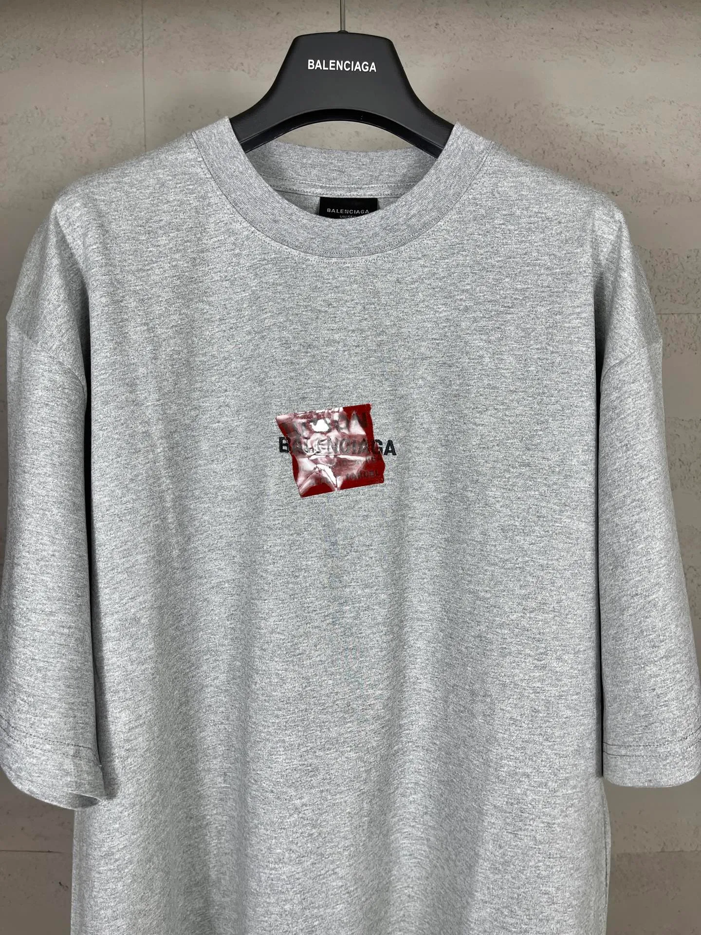 🅿️196 Actual pictures [Top version. Official website quality] BALENCI*GA/Paris #2025 new style front and rear letter LOGO embroidered tape taped short-sleeved T-shirt, full of design. Welcome to compare. The fabric is made of Paris ZP custom-woven and dyed cotton double yarn, weight 260 grams, clean cloth surface, clear cloth pattern, soft and comfortable. The threads are dyed with no color difference. The classic letter LOGO is embroidered with imported Tajima embroidery machine. The tape is stamped with imported transparent glue. The effect is three-dimensional. Restore the brick cabinet, adopt the OS loose shoulder version. Same style for men and women. Code: BL253662 Color: black, sky blue, white, floral gray Size: XS S M L