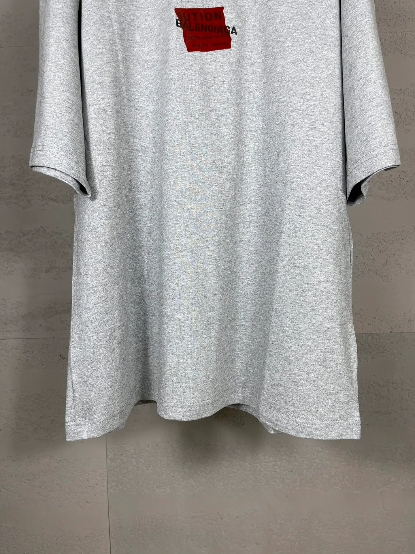 🅿️196 Actual pictures [Top version. Official website quality] BALENCI*GA/Paris #2025 new style front and rear letter LOGO embroidered tape taped short-sleeved T-shirt, full of design. Welcome to compare. The fabric is made of Paris ZP custom-woven and dyed cotton double yarn, weight 260 grams, clean cloth surface, clear cloth pattern, soft and comfortable. The threads are dyed with no color difference. The classic letter LOGO is embroidered with imported Tajima embroidery machine. The tape is stamped with imported transparent glue. The effect is three-dimensional. Restore the brick cabinet, adopt the OS loose shoulder version. Same style for men and women. Code: BL253662 Color: black, sky blue, white, floral gray Size: XS S M L