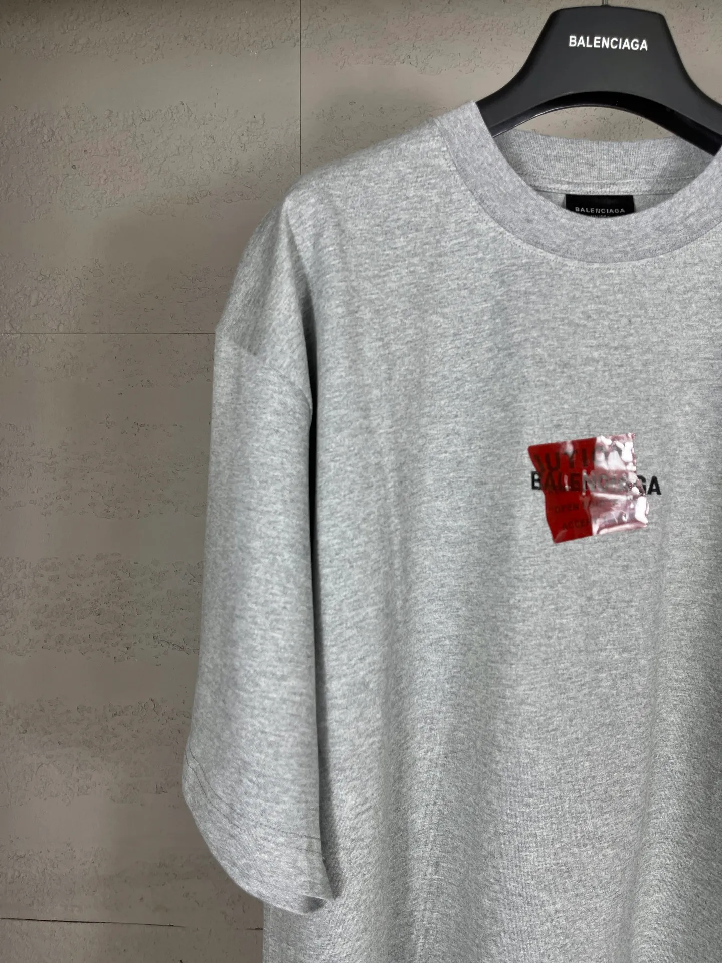 🅿️196 Actual pictures [Top version. Official website quality] BALENCI*GA/Paris #2025 new style front and rear letter LOGO embroidered tape taped short-sleeved T-shirt, full of design. Welcome to compare. The fabric is made of Paris ZP custom-woven and dyed cotton double yarn, weight 260 grams, clean cloth surface, clear cloth pattern, soft and comfortable. The threads are dyed with no color difference. The classic letter LOGO is embroidered with imported Tajima embroidery machine. The tape is stamped with imported transparent glue. The effect is three-dimensional. Restore the brick cabinet, adopt the OS loose shoulder version. Same style for men and women. Code: BL253662 Color: black, sky blue, white, floral gray Size: XS S M L