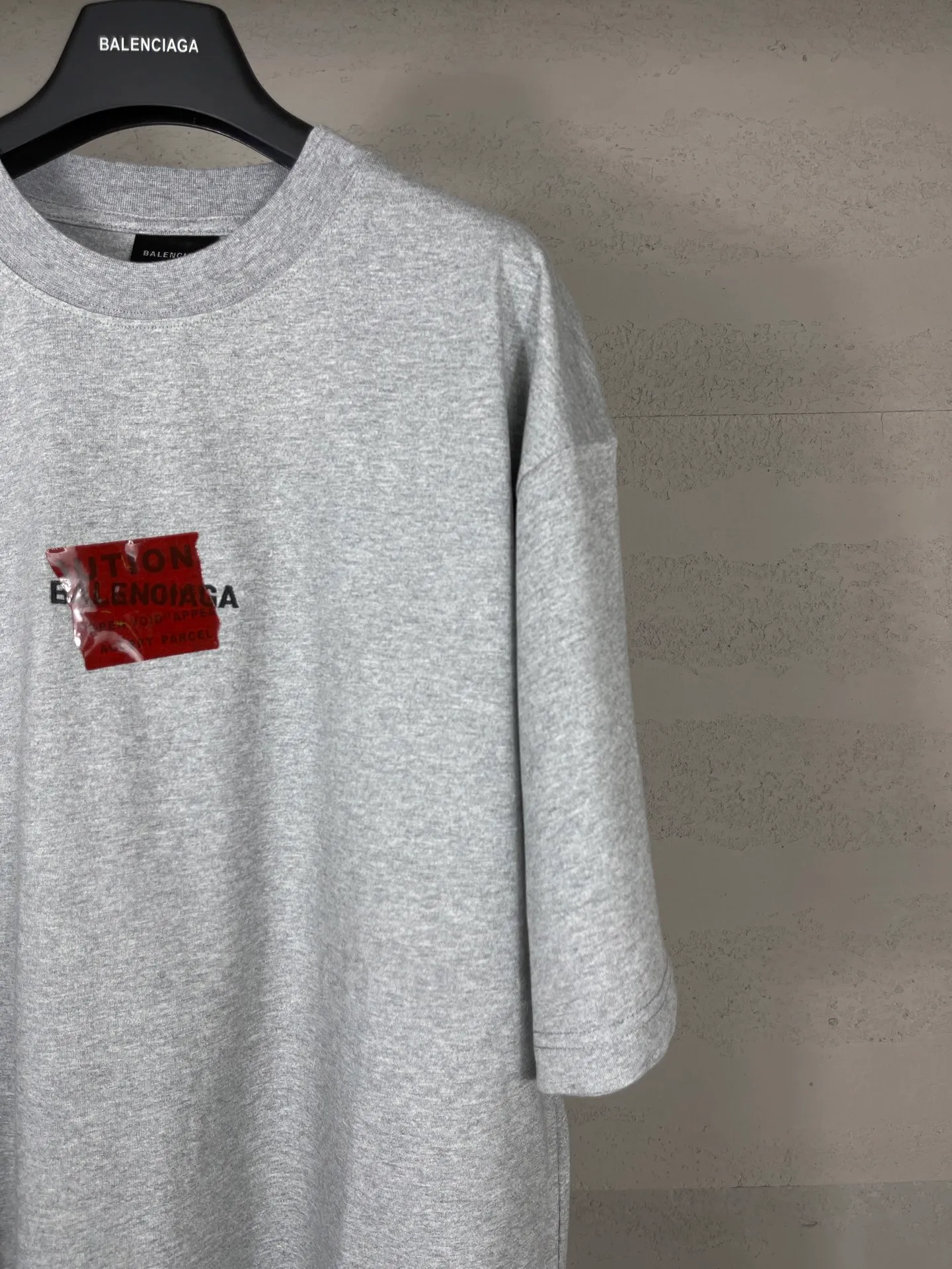 🅿️196 Actual pictures [Top version. Official website quality] BALENCI*GA/Paris #2025 new style front and rear letter LOGO embroidered tape taped short-sleeved T-shirt, full of design. Welcome to compare. The fabric is made of Paris ZP custom-woven and dyed cotton double yarn, weight 260 grams, clean cloth surface, clear cloth pattern, soft and comfortable. The threads are dyed with no color difference. The classic letter LOGO is embroidered with imported Tajima embroidery machine. The tape is stamped with imported transparent glue. The effect is three-dimensional. Restore the brick cabinet, adopt the OS loose shoulder version. Same style for men and women. Code: BL253662 Color: black, sky blue, white, floral gray Size: XS S M L