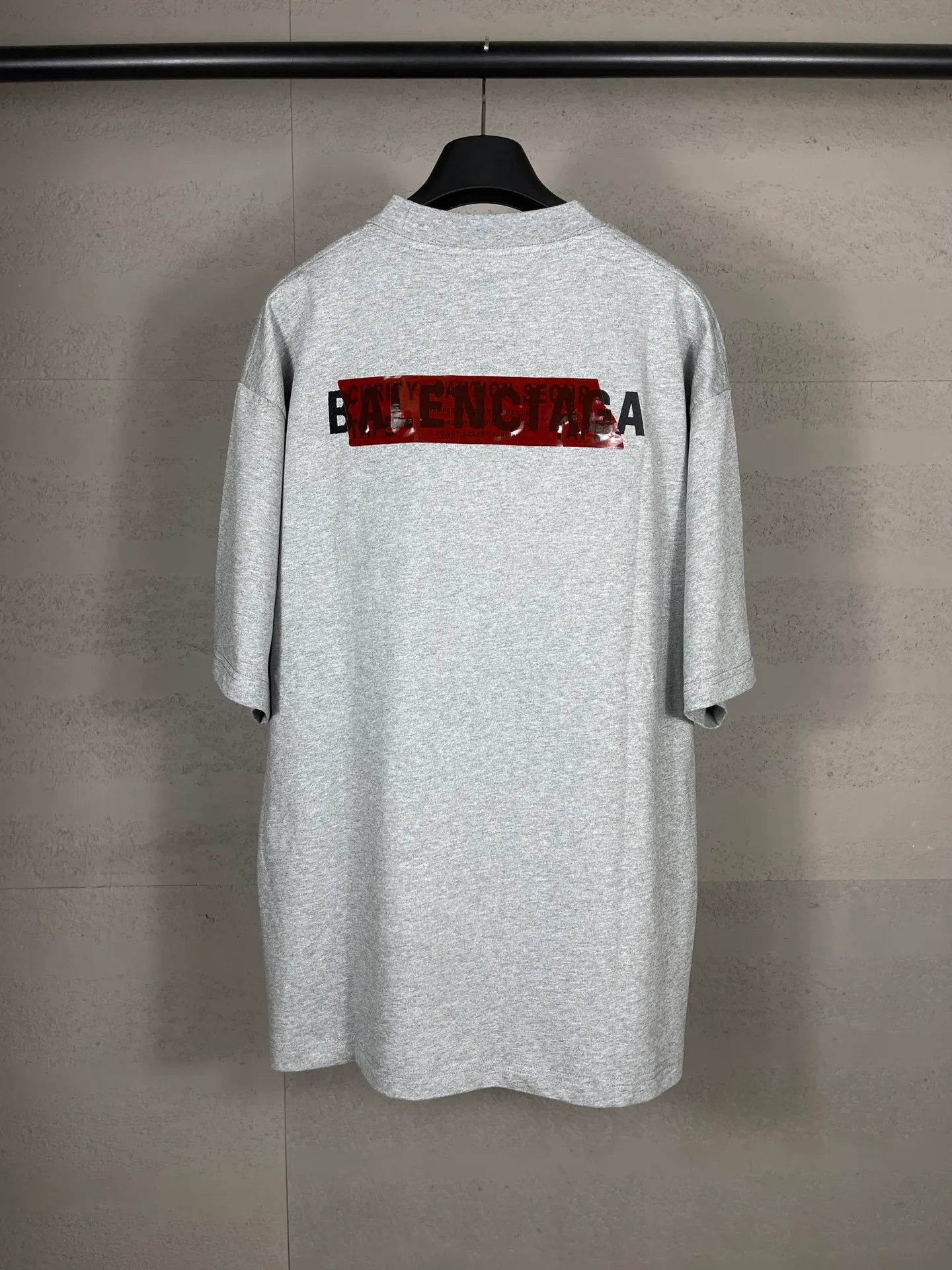 🅿️196 Actual pictures [Top version. Official website quality] BALENCI*GA/Paris #2025 new style front and rear letter LOGO embroidered tape taped short-sleeved T-shirt, full of design. Welcome to compare. The fabric is made of Paris ZP custom-woven and dyed cotton double yarn, weight 260 grams, clean cloth surface, clear cloth pattern, soft and comfortable. The threads are dyed with no color difference. The classic letter LOGO is embroidered with imported Tajima embroidery machine. The tape is stamped with imported transparent glue. The effect is three-dimensional. Restore the brick cabinet, adopt the OS loose shoulder version. Same style for men and women. Code: BL253662 Color: black, sky blue, white, floral gray Size: XS S M L