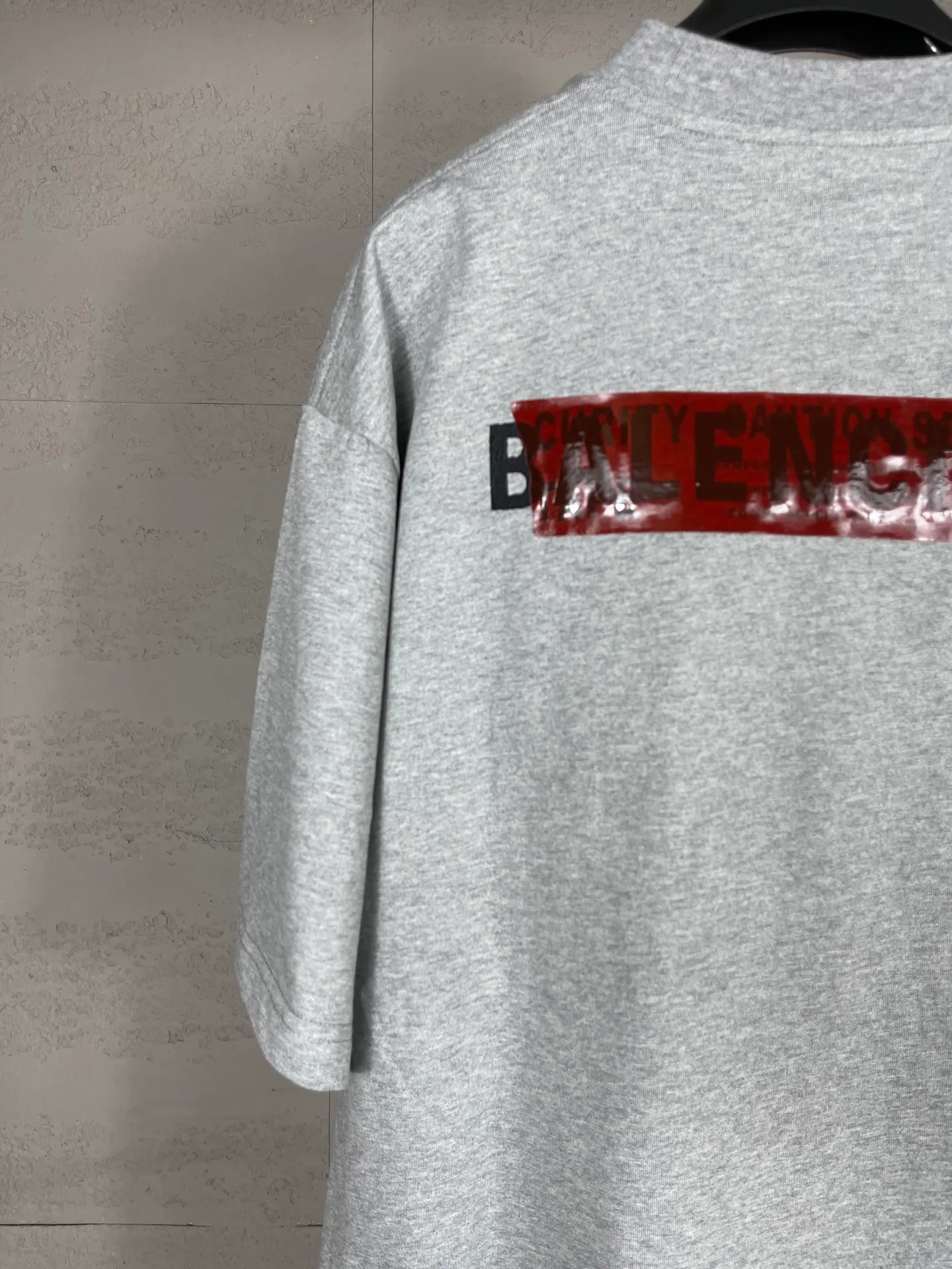 🅿️196 Actual pictures [Top version. Official website quality] BALENCI*GA/Paris #2025 new style front and rear letter LOGO embroidered tape taped short-sleeved T-shirt, full of design. Welcome to compare. The fabric is made of Paris ZP custom-woven and dyed cotton double yarn, weight 260 grams, clean cloth surface, clear cloth pattern, soft and comfortable. The threads are dyed with no color difference. The classic letter LOGO is embroidered with imported Tajima embroidery machine. The tape is stamped with imported transparent glue. The effect is three-dimensional. Restore the brick cabinet, adopt the OS loose shoulder version. Same style for men and women. Code: BL253662 Color: black, sky blue, white, floral gray Size: XS S M L