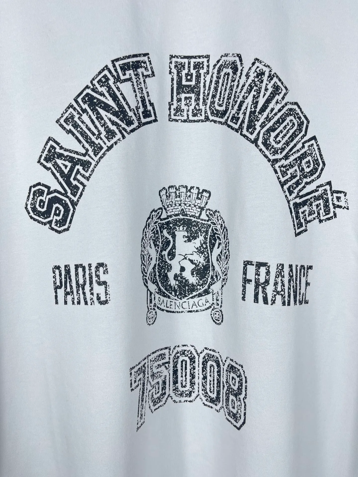 🅿️180 real photos [Top version. Official website quality] BALENCI*GA/Paris. SS24 latest model, front Saint-Honore art destruction crack print short-sleeved T-shirt. Brick cabinet synchronization. Genuine product developed at the first time, happy to print and compare! The fabric is made of Paris ZP custom-woven and dyed cotton double yarn. Weighing 260 grams, the cloth surface is clean. The cloth pattern is clear, soft and comfortable. The threads are dyed with no color difference. The printing uses environmentally friendly imported materials. The letters are clear and the effect is three-dimensional. The version adopts OS loose shoulder design. Same style for men and women. Code: BL223389 Color: off-white Size: XS S M L