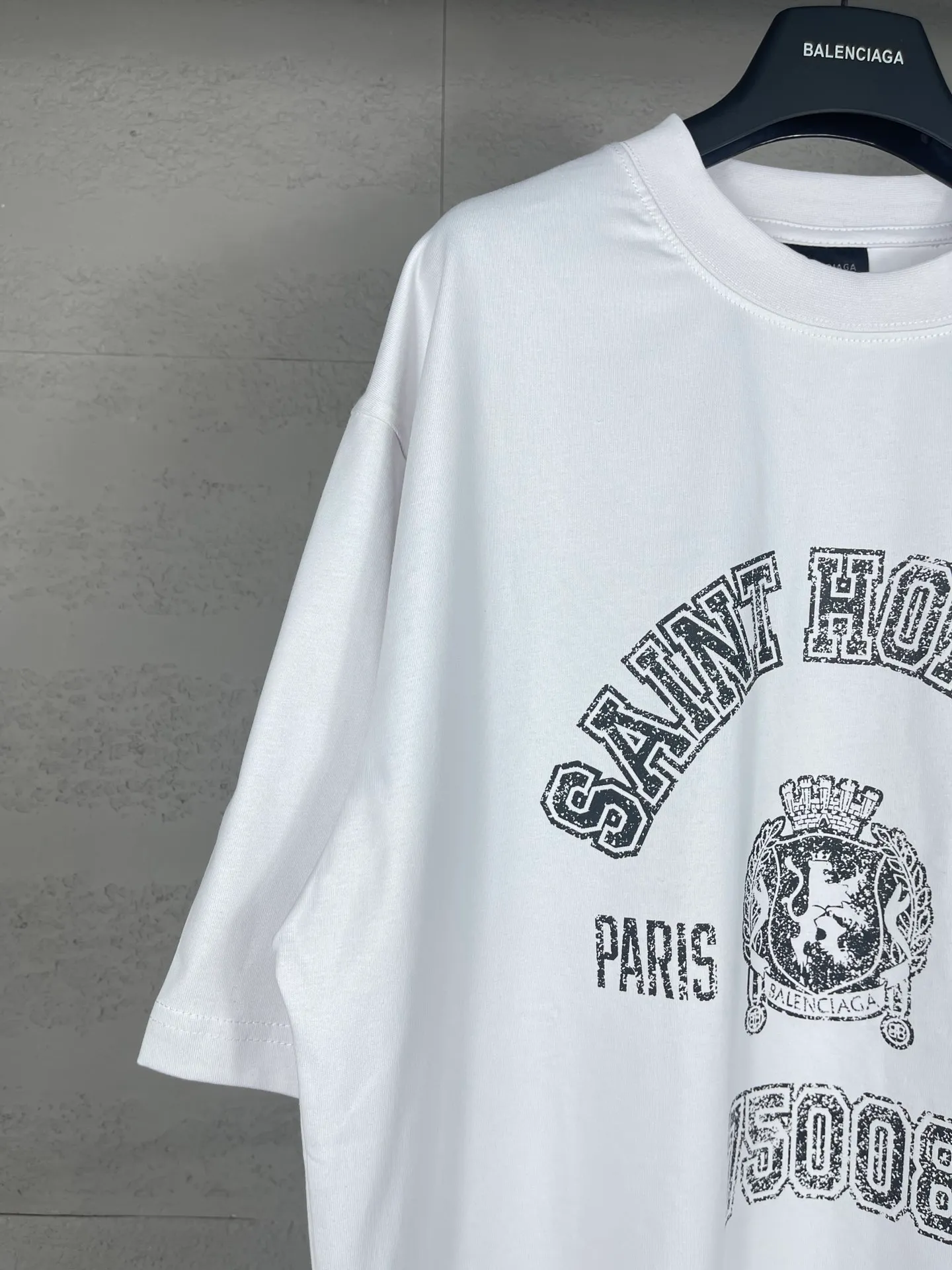🅿️180 real photos [Top version. Official website quality] BALENCI*GA/Paris. SS24 latest model, front Saint-Honore art destruction crack print short-sleeved T-shirt. Brick cabinet synchronization. Genuine product developed at the first time, happy to print and compare! The fabric is made of Paris ZP custom-woven and dyed cotton double yarn. Weighing 260 grams, the cloth surface is clean. The cloth pattern is clear, soft and comfortable. The threads are dyed with no color difference. The printing uses environmentally friendly imported materials. The letters are clear and the effect is three-dimensional. The version adopts OS loose shoulder design. Same style for men and women. Code: BL223389 Color: off-white Size: XS S M L