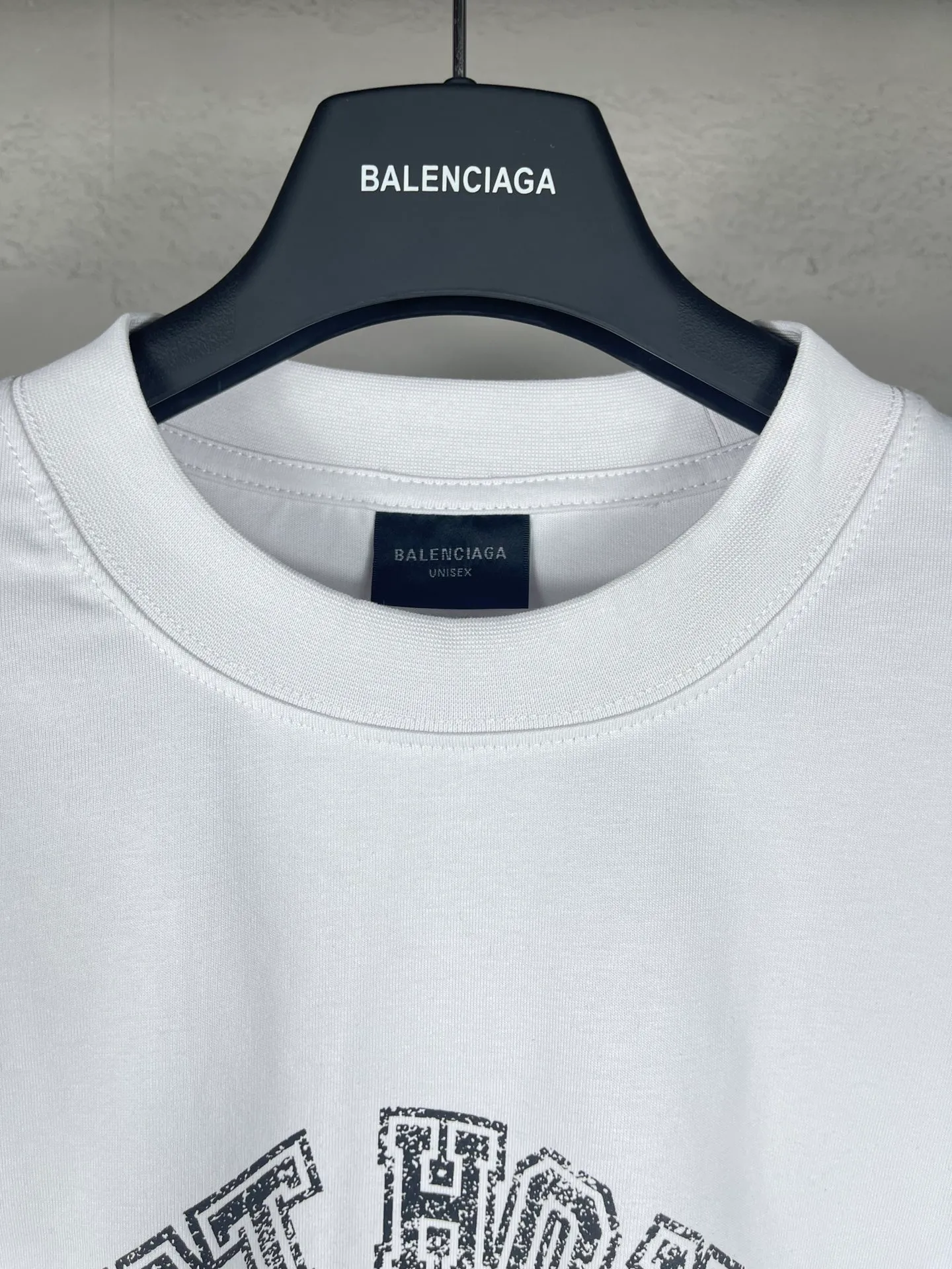 🅿️180 real photos [Top version. Official website quality] BALENCI*GA/Paris. SS24 latest model, front Saint-Honore art destruction crack print short-sleeved T-shirt. Brick cabinet synchronization. Genuine product developed at the first time, happy to print and compare! The fabric is made of Paris ZP custom-woven and dyed cotton double yarn. Weighing 260 grams, the cloth surface is clean. The cloth pattern is clear, soft and comfortable. The threads are dyed with no color difference. The printing uses environmentally friendly imported materials. The letters are clear and the effect is three-dimensional. The version adopts OS loose shoulder design. Same style for men and women. Code: BL223389 Color: off-white Size: XS S M L