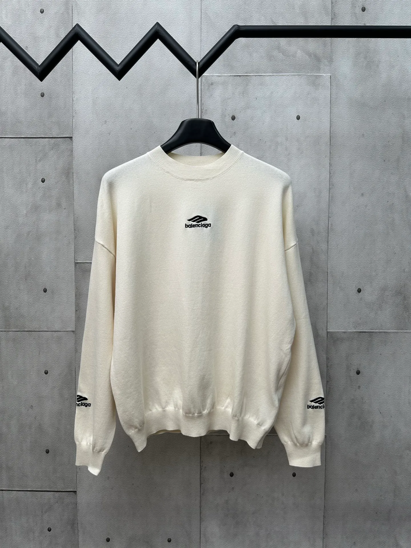 🅿️460 Balenciaga Ski Series 3b Embroidered Sweater Fabric selection: Made of wool blended fabric, mainly 95% wool, combined with 4% nylon and 1% spandex, which not only ensures the warmth and comfort of the clothing, but also has a certain degree of elasticity and wear resistance. The decorative parts are made of 100% wool, which further enhances the overall texture.  Design details: The top adopts a round neck design, which is simple and elegant, suitable for various combinations. The long-sleeved design provides better thermal insulation, and the sleeves are tailored to fit without restricting movement.  Artistic Embroidery: The most eye-catching feature is the 3B sports icon artwork embroidered on the front and sleeves. This design element not only adds a unique artistic flavor to the top, but also demonstrates Balenciaga's deep understanding and integration of fashion and art. The embroidery part uses 100% polyester fiber to ensure the exquisiteness and durability of the embroidery.  Size: S M L XL