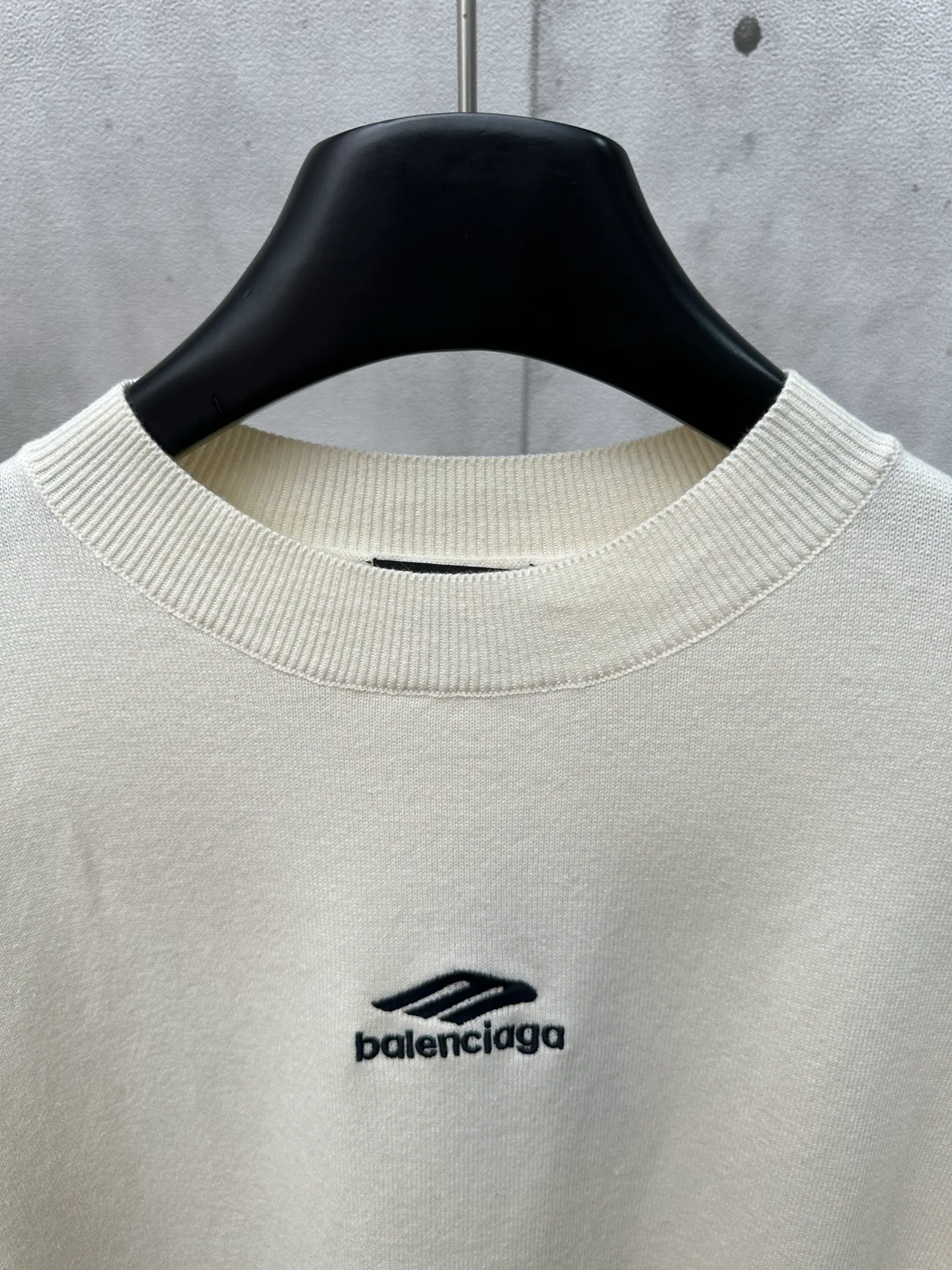 🅿️460 Balenciaga Ski Series 3b Embroidered Sweater Fabric selection: Made of wool blended fabric, mainly 95% wool, combined with 4% nylon and 1% spandex, which not only ensures the warmth and comfort of the clothing, but also has a certain degree of elasticity and wear resistance. The decorative parts are made of 100% wool, which further enhances the overall texture.  Design details: The top adopts a round neck design, which is simple and elegant, suitable for various combinations. The long-sleeved design provides better thermal insulation, and the sleeves are tailored to fit without restricting movement.  Artistic Embroidery: The most eye-catching feature is the 3B sports icon artwork embroidered on the front and sleeves. This design element not only adds a unique artistic flavor to the top, but also demonstrates Balenciaga's deep understanding and integration of fashion and art. The embroidery part uses 100% polyester fiber to ensure the exquisiteness and durability of the embroidery.  Size: S M L XL