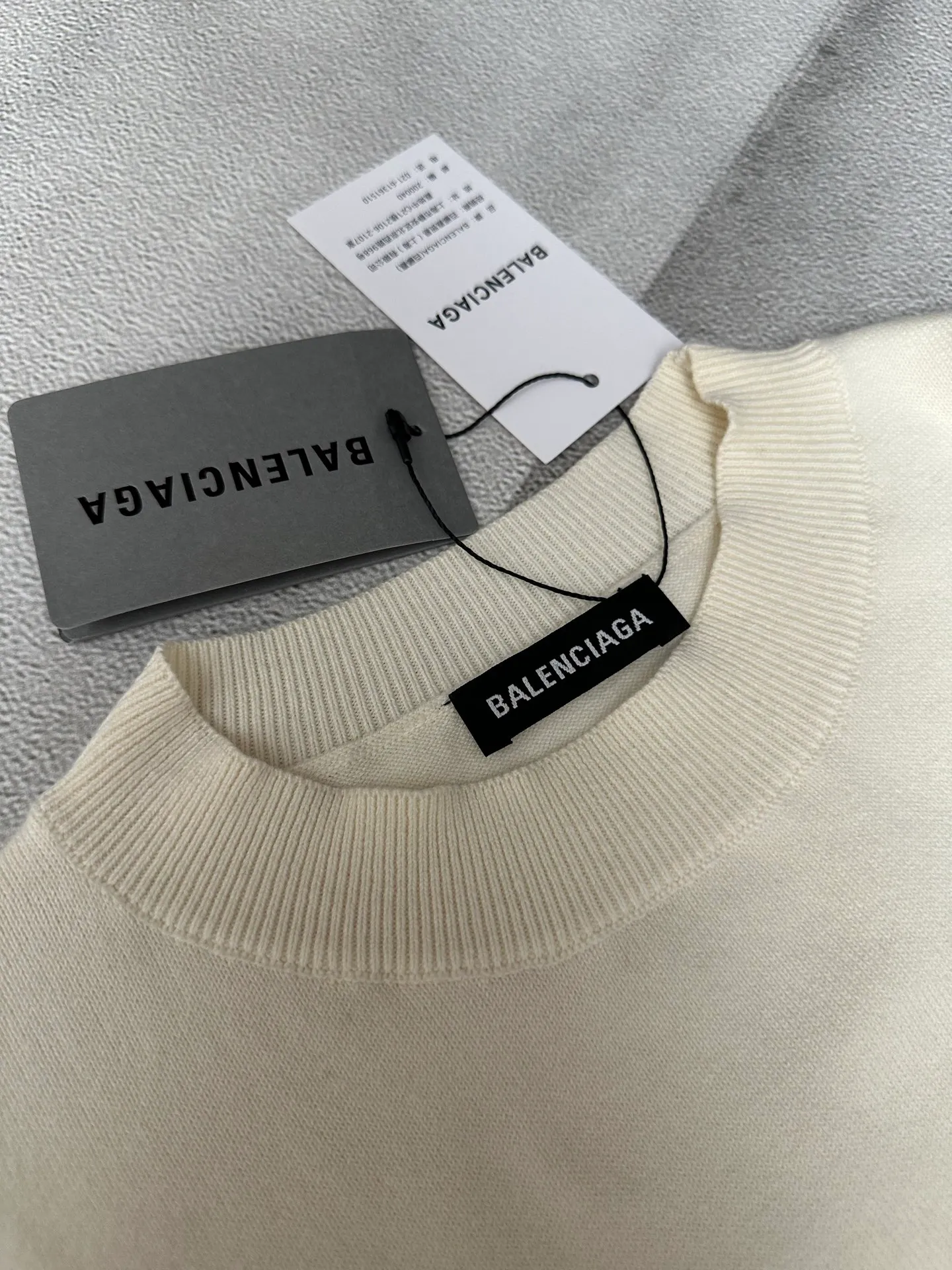 🅿️460 Balenciaga Ski Series 3b Embroidered Sweater Fabric selection: Made of wool blended fabric, mainly 95% wool, combined with 4% nylon and 1% spandex, which not only ensures the warmth and comfort of the clothing, but also has a certain degree of elasticity and wear resistance. The decorative parts are made of 100% wool, which further enhances the overall texture.  Design details: The top adopts a round neck design, which is simple and elegant, suitable for various combinations. The long-sleeved design provides better thermal insulation, and the sleeves are tailored to fit without restricting movement.  Artistic Embroidery: The most eye-catching feature is the 3B sports icon artwork embroidered on the front and sleeves. This design element not only adds a unique artistic flavor to the top, but also demonstrates Balenciaga's deep understanding and integration of fashion and art. The embroidery part uses 100% polyester fiber to ensure the exquisiteness and durability of the embroidery.  Size: S M L XL