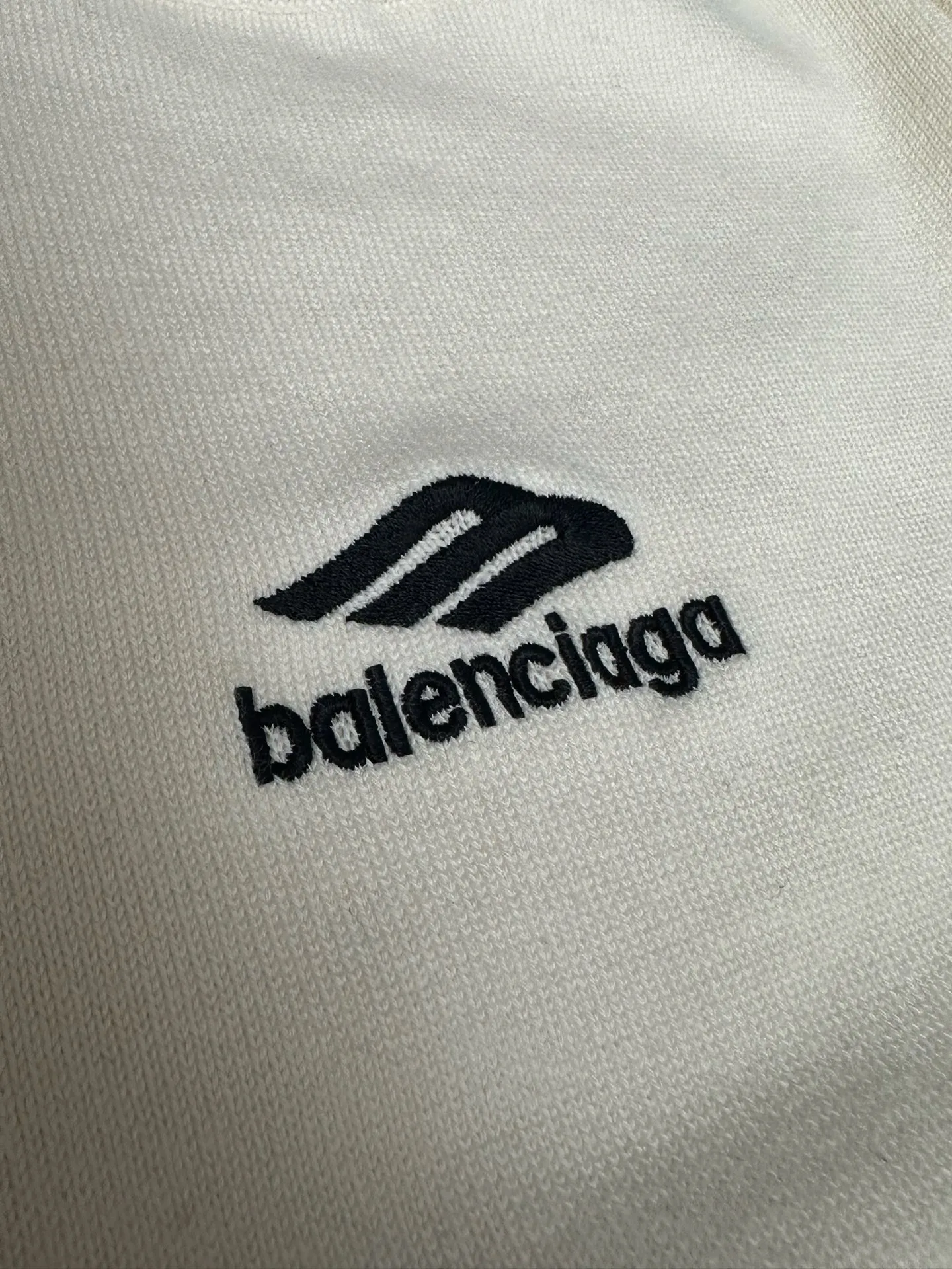 🅿️460 Balenciaga Ski Series 3b Embroidered Sweater Fabric selection: Made of wool blended fabric, mainly 95% wool, combined with 4% nylon and 1% spandex, which not only ensures the warmth and comfort of the clothing, but also has a certain degree of elasticity and wear resistance. The decorative parts are made of 100% wool, which further enhances the overall texture.  Design details: The top adopts a round neck design, which is simple and elegant, suitable for various combinations. The long-sleeved design provides better thermal insulation, and the sleeves are tailored to fit without restricting movement.  Artistic Embroidery: The most eye-catching feature is the 3B sports icon artwork embroidered on the front and sleeves. This design element not only adds a unique artistic flavor to the top, but also demonstrates Balenciaga's deep understanding and integration of fashion and art. The embroidery part uses 100% polyester fiber to ensure the exquisiteness and durability of the embroidery.  Size: S M L XL