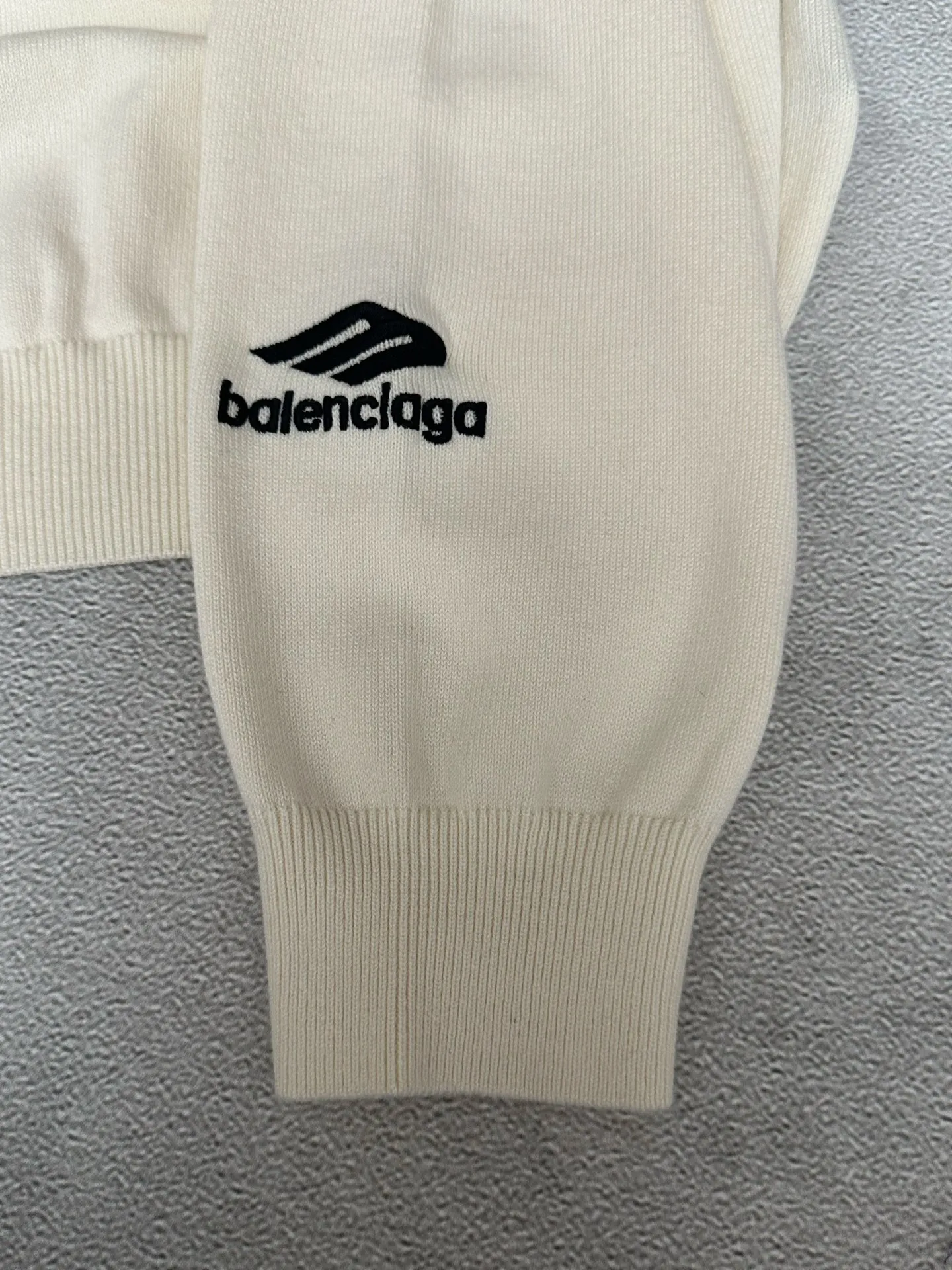 🅿️460 Balenciaga Ski Series 3b Embroidered Sweater Fabric selection: Made of wool blended fabric, mainly 95% wool, combined with 4% nylon and 1% spandex, which not only ensures the warmth and comfort of the clothing, but also has a certain degree of elasticity and wear resistance. The decorative parts are made of 100% wool, which further enhances the overall texture.  Design details: The top adopts a round neck design, which is simple and elegant, suitable for various combinations. The long-sleeved design provides better thermal insulation, and the sleeves are tailored to fit without restricting movement.  Artistic Embroidery: The most eye-catching feature is the 3B sports icon artwork embroidered on the front and sleeves. This design element not only adds a unique artistic flavor to the top, but also demonstrates Balenciaga's deep understanding and integration of fashion and art. The embroidery part uses 100% polyester fiber to ensure the exquisiteness and durability of the embroidery.  Size: S M L XL