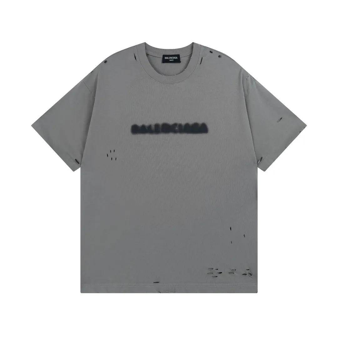 🅿️174 Detailed picture [Top version. Official website quality] BALENCI*GA/Paris. Blurred LOGO washed and worn short-sleeved T-shirt. Brick cabinet synchronization. The fabric is made of Paris ZP custom-woven and dyed cotton double yarn compact cotton. The weight is 260 grams, the cloth surface is clean. The cloth pattern is clear, soft and comfortable. The threads are dyed with no color difference. The classic pattern printing uses Kornit digital direct printing. The ready-made clothes are washed and distressed, and the brick cabinets are restored. The whole piece of clothing is extremely complex in craftsmanship. Different market currency, welcome to compare, the version adopts OS loose shoulder version. Same style for men and women Coding: BL223038 Color: Black. White. High-grade gray Size: XS S M L