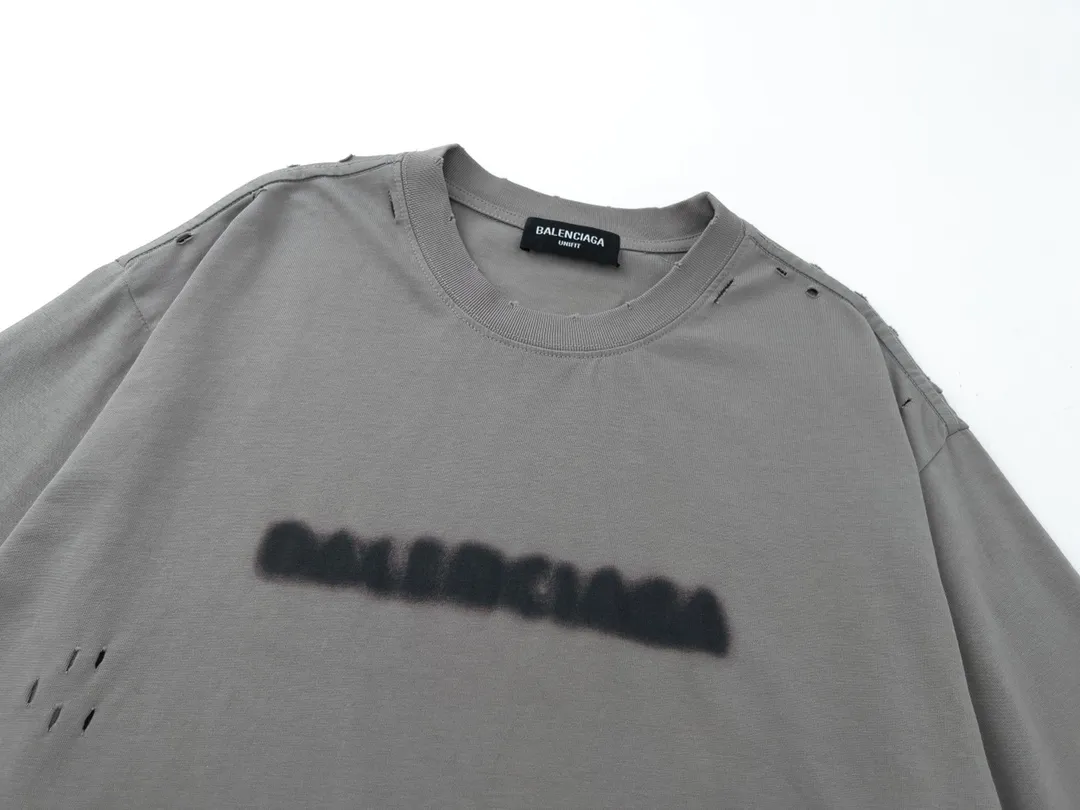 🅿️174 Detailed picture [Top version. Official website quality] BALENCI*GA/Paris. Blurred LOGO washed and worn short-sleeved T-shirt. Brick cabinet synchronization. The fabric is made of Paris ZP custom-woven and dyed cotton double yarn compact cotton. The weight is 260 grams, the cloth surface is clean. The cloth pattern is clear, soft and comfortable. The threads are dyed with no color difference. The classic pattern printing uses Kornit digital direct printing. The ready-made clothes are washed and distressed, and the brick cabinets are restored. The whole piece of clothing is extremely complex in craftsmanship. Different market currency, welcome to compare, the version adopts OS loose shoulder version. Same style for men and women Coding: BL223038 Color: Black. White. High-grade gray Size: XS S M L