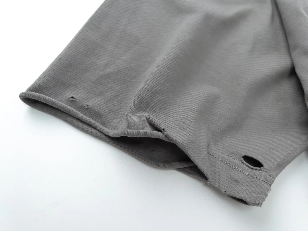 🅿️174 Detailed picture [Top version. Official website quality] BALENCI*GA/Paris. Blurred LOGO washed and worn short-sleeved T-shirt. Brick cabinet synchronization. The fabric is made of Paris ZP custom-woven and dyed cotton double yarn compact cotton. The weight is 260 grams, the cloth surface is clean. The cloth pattern is clear, soft and comfortable. The threads are dyed with no color difference. The classic pattern printing uses Kornit digital direct printing. The ready-made clothes are washed and distressed, and the brick cabinets are restored. The whole piece of clothing is extremely complex in craftsmanship. Different market currency, welcome to compare, the version adopts OS loose shoulder version. Same style for men and women Coding: BL223038 Color: Black. White. High-grade gray Size: XS S M L