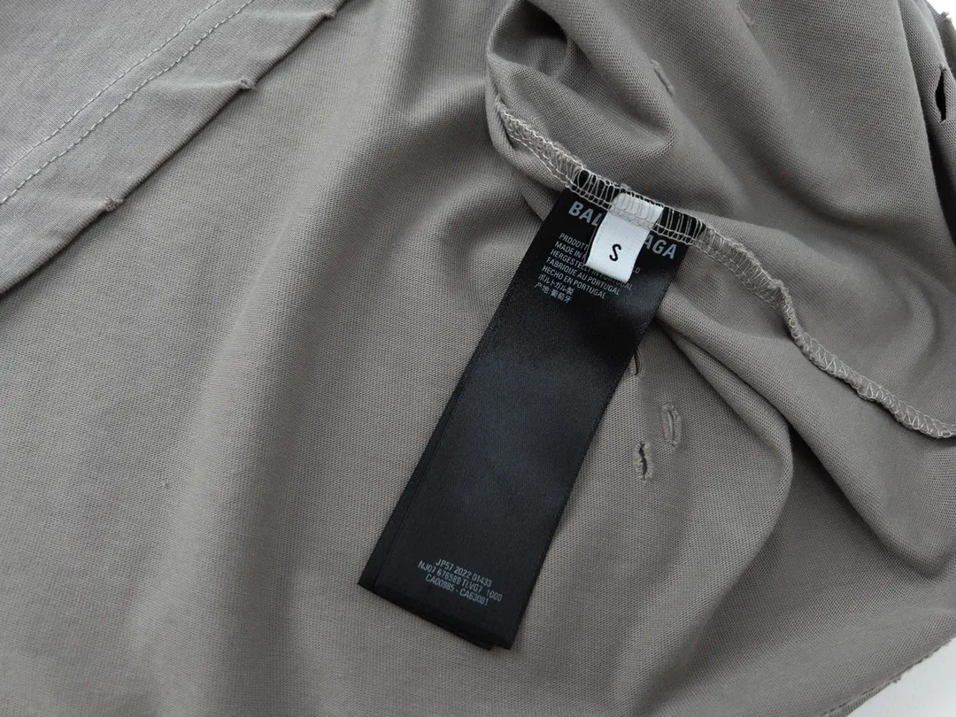 🅿️174 Detailed picture [Top version. Official website quality] BALENCI*GA/Paris. Blurred LOGO washed and worn short-sleeved T-shirt. Brick cabinet synchronization. The fabric is made of Paris ZP custom-woven and dyed cotton double yarn compact cotton. The weight is 260 grams, the cloth surface is clean. The cloth pattern is clear, soft and comfortable. The threads are dyed with no color difference. The classic pattern printing uses Kornit digital direct printing. The ready-made clothes are washed and distressed, and the brick cabinets are restored. The whole piece of clothing is extremely complex in craftsmanship. Different market currency, welcome to compare, the version adopts OS loose shoulder version. Same style for men and women Coding: BL223038 Color: Black. White. High-grade gray Size: XS S M L