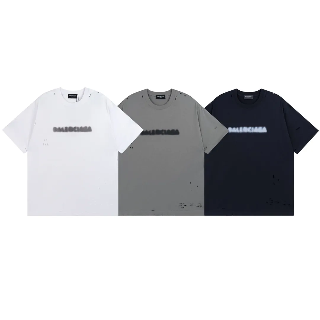 🅿️174 Detailed picture [Top version. Official website quality] BALENCI*GA/Paris. Blurred LOGO washed and worn short-sleeved T-shirt. Brick cabinet synchronization. The fabric is made of Paris ZP custom-woven and dyed cotton double yarn compact cotton. The weight is 260 grams, the cloth surface is clean. The cloth pattern is clear, soft and comfortable. The threads are dyed with no color difference. The classic pattern printing uses Kornit digital direct printing. The ready-made clothes are washed and distressed, and the brick cabinets are restored. The whole piece of clothing is extremely complex in craftsmanship. Different market currency, welcome to compare, the version adopts OS loose shoulder version. Same style for men and women Coding: BL223038 Color: Black. White. High-grade gray Size: XS S M L