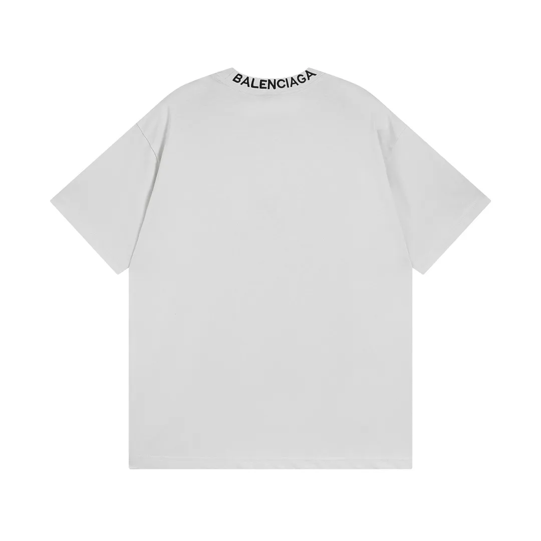 🅿️180 Detail Picture [Top version. Official website quality] BALENCI*GA/Paris BALENCI*GA#520. Limited to the latest model, 520 love. Short-sleeved T-shirt with embroidered LOGO on the neck. Brick cabinet synchronization. The fabric is made of Paris ZP custom-woven and dyed 100% cotton double yarn compact cotton. The weight is 260 grams. The cloth surface is clean. The cloth pattern is clear. Soft and comfortable. Good color fastness. Not easy to change color. The threads are woven and dyed with no color difference. The printing uses computer direct printing, and the rib embroidery on the back collar has a three-dimensional effect. The version adopts the OS loose shoulder style. Same style for men and women. Code: BL223105 Color: black, off-white, pink Size: XS to L