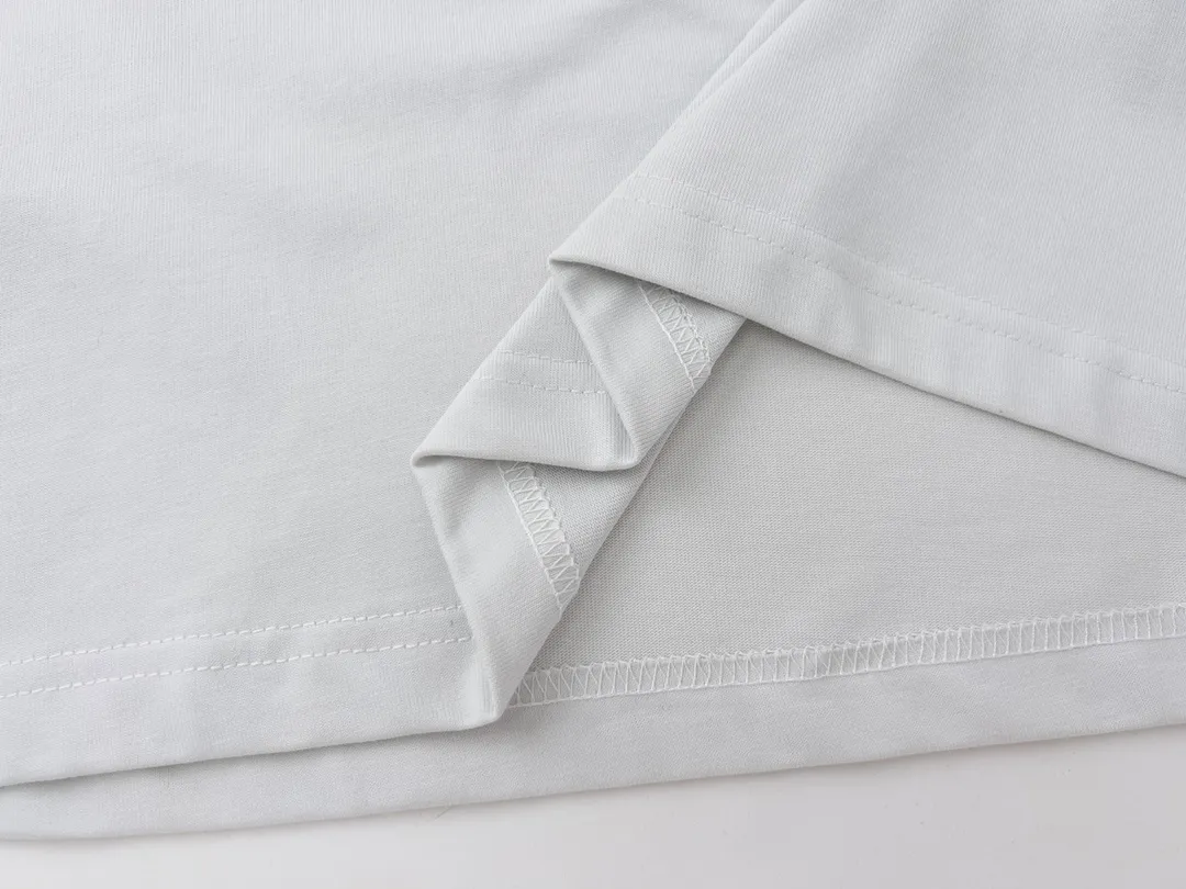 🅿️180 Detail Picture [Top version. Official website quality] BALENCI*GA/Paris BALENCI*GA#520. Limited to the latest model, 520 love. Short-sleeved T-shirt with embroidered LOGO on the neck. Brick cabinet synchronization. The fabric is made of Paris ZP custom-woven and dyed 100% cotton double yarn compact cotton. The weight is 260 grams. The cloth surface is clean. The cloth pattern is clear. Soft and comfortable. Good color fastness. Not easy to change color. The threads are woven and dyed with no color difference. The printing uses computer direct printing, and the rib embroidery on the back collar has a three-dimensional effect. The version adopts the OS loose shoulder style. Same style for men and women. Code: BL223105 Color: black, off-white, pink Size: XS to L