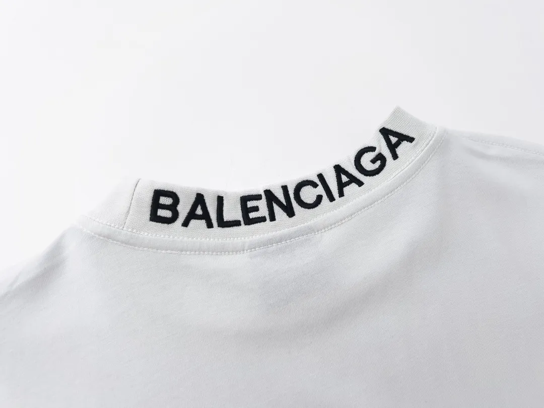 🅿️180 Detail Picture [Top version. Official website quality] BALENCI*GA/Paris BALENCI*GA#520. Limited to the latest model, 520 love. Short-sleeved T-shirt with embroidered LOGO on the neck. Brick cabinet synchronization. The fabric is made of Paris ZP custom-woven and dyed 100% cotton double yarn compact cotton. The weight is 260 grams. The cloth surface is clean. The cloth pattern is clear. Soft and comfortable. Good color fastness. Not easy to change color. The threads are woven and dyed with no color difference. The printing uses computer direct printing, and the rib embroidery on the back collar has a three-dimensional effect. The version adopts the OS loose shoulder style. Same style for men and women. Code: BL223105 Color: black, off-white, pink Size: XS to L