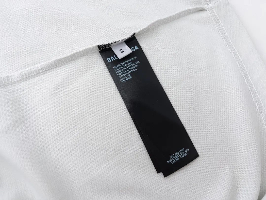 🅿️180 Detail Picture [Top version. Official website quality] BALENCI*GA/Paris BALENCI*GA#520. Limited to the latest model, 520 love. Short-sleeved T-shirt with embroidered LOGO on the neck. Brick cabinet synchronization. The fabric is made of Paris ZP custom-woven and dyed 100% cotton double yarn compact cotton. The weight is 260 grams. The cloth surface is clean. The cloth pattern is clear. Soft and comfortable. Good color fastness. Not easy to change color. The threads are woven and dyed with no color difference. The printing uses computer direct printing, and the rib embroidery on the back collar has a three-dimensional effect. The version adopts the OS loose shoulder style. Same style for men and women. Code: BL223105 Color: black, off-white, pink Size: XS to L