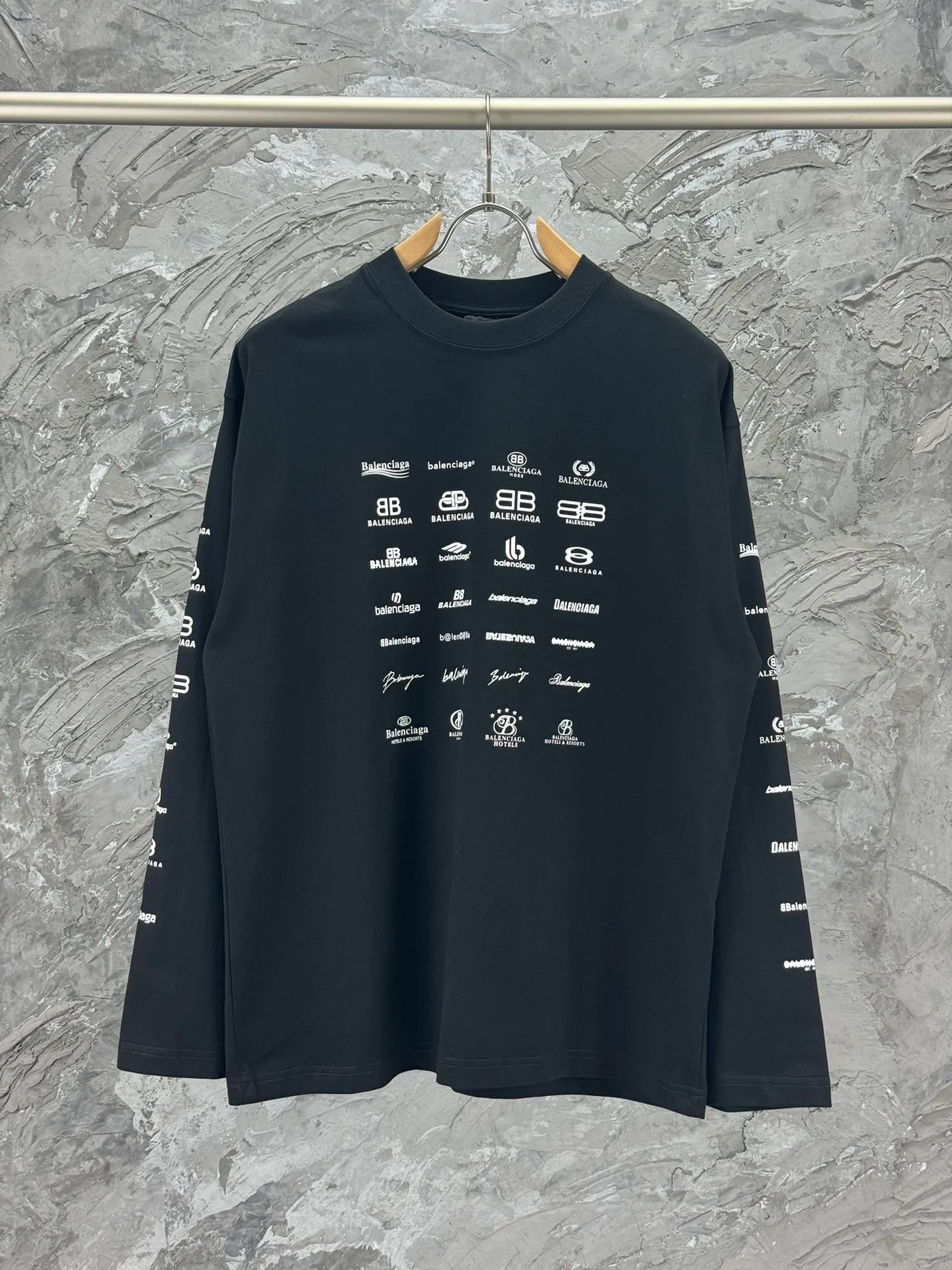 🅿️240 BALENCI*GA Paris full-print LOGO letter style long sleeves. The fabric is made of Paris custom-woven and dyed double yarn pure cotton fabric. The weight is 280g. The thread is custom-woven and dyed without color difference. The front and back panels are made of environmentally friendly dot offset printing. Two high-temperature setting washes. os dropped shoulders and loose version. Same style for men and women -Color: black ivory -SIZE: XS S M L Style No. 8612#