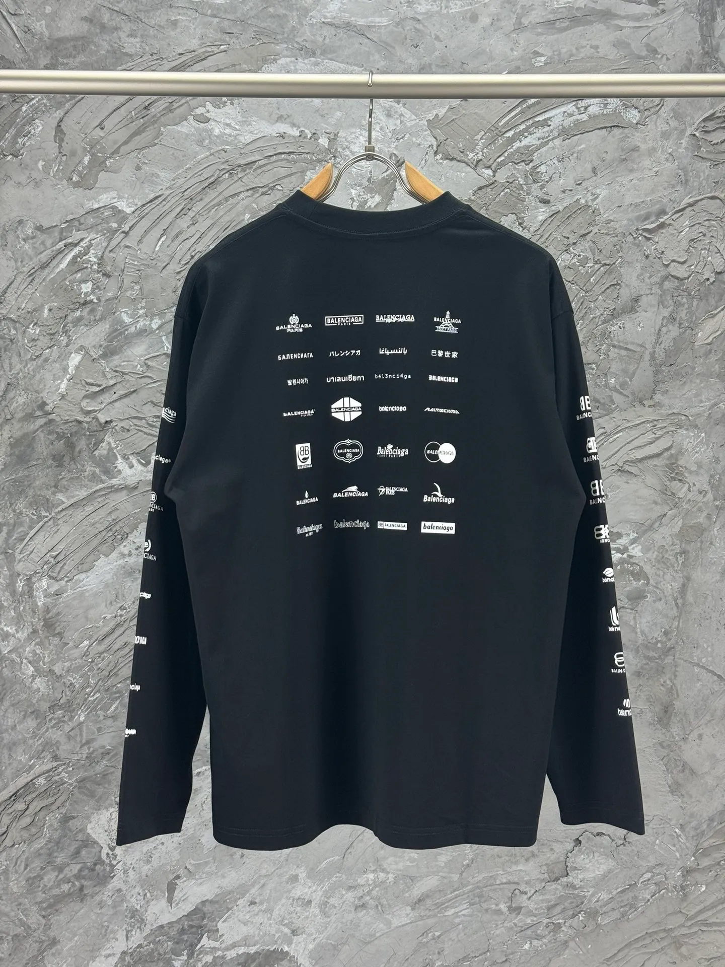 🅿️240 BALENCI*GA Paris full-print LOGO letter style long sleeves. The fabric is made of Paris custom-woven and dyed double yarn pure cotton fabric. The weight is 280g. The thread is custom-woven and dyed without color difference. The front and back panels are made of environmentally friendly dot offset printing. Two high-temperature setting washes. os dropped shoulders and loose version. Same style for men and women -Color: black ivory -SIZE: XS S M L Style No. 8612#