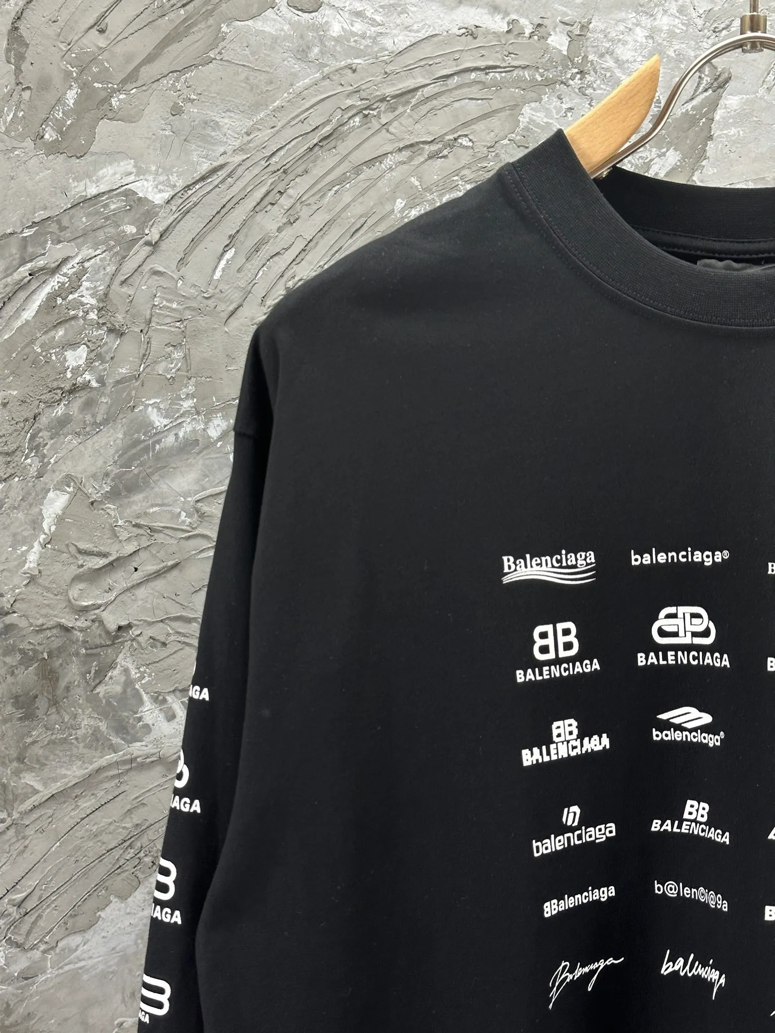 🅿️240 BALENCI*GA Paris full-print LOGO letter style long sleeves. The fabric is made of Paris custom-woven and dyed double yarn pure cotton fabric. The weight is 280g. The thread is custom-woven and dyed without color difference. The front and back panels are made of environmentally friendly dot offset printing. Two high-temperature setting washes. os dropped shoulders and loose version. Same style for men and women -Color: black ivory -SIZE: XS S M L Style No. 8612#