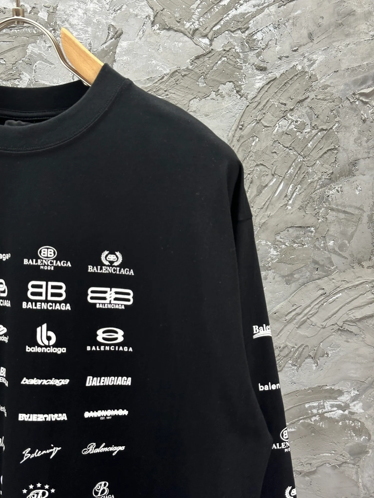 🅿️240 BALENCI*GA Paris full-print LOGO letter style long sleeves. The fabric is made of Paris custom-woven and dyed double yarn pure cotton fabric. The weight is 280g. The thread is custom-woven and dyed without color difference. The front and back panels are made of environmentally friendly dot offset printing. Two high-temperature setting washes. os dropped shoulders and loose version. Same style for men and women -Color: black ivory -SIZE: XS S M L Style No. 8612#