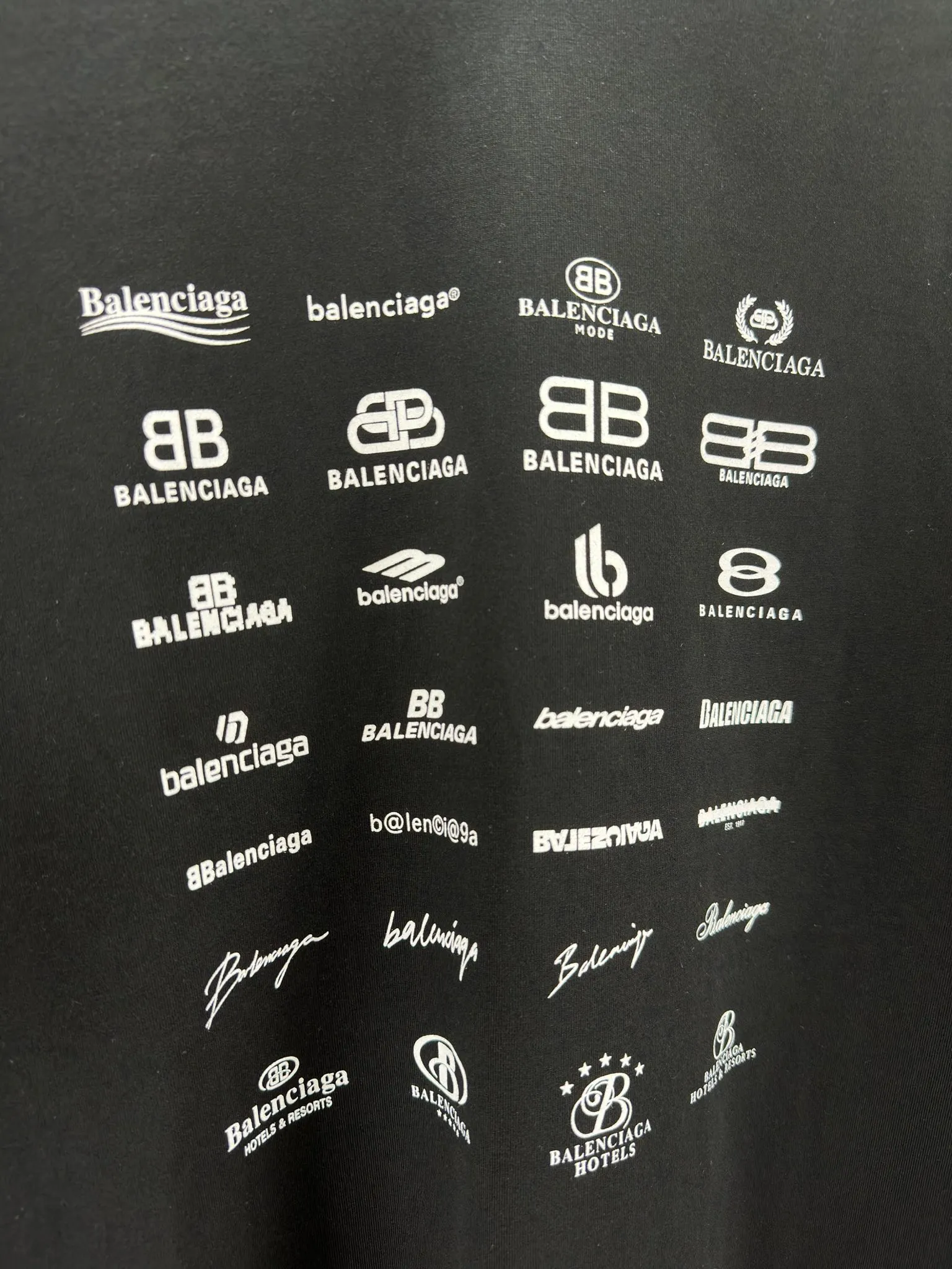 🅿️240 BALENCI*GA Paris full-print LOGO letter style long sleeves. The fabric is made of Paris custom-woven and dyed double yarn pure cotton fabric. The weight is 280g. The thread is custom-woven and dyed without color difference. The front and back panels are made of environmentally friendly dot offset printing. Two high-temperature setting washes. os dropped shoulders and loose version. Same style for men and women -Color: black ivory -SIZE: XS S M L Style No. 8612#