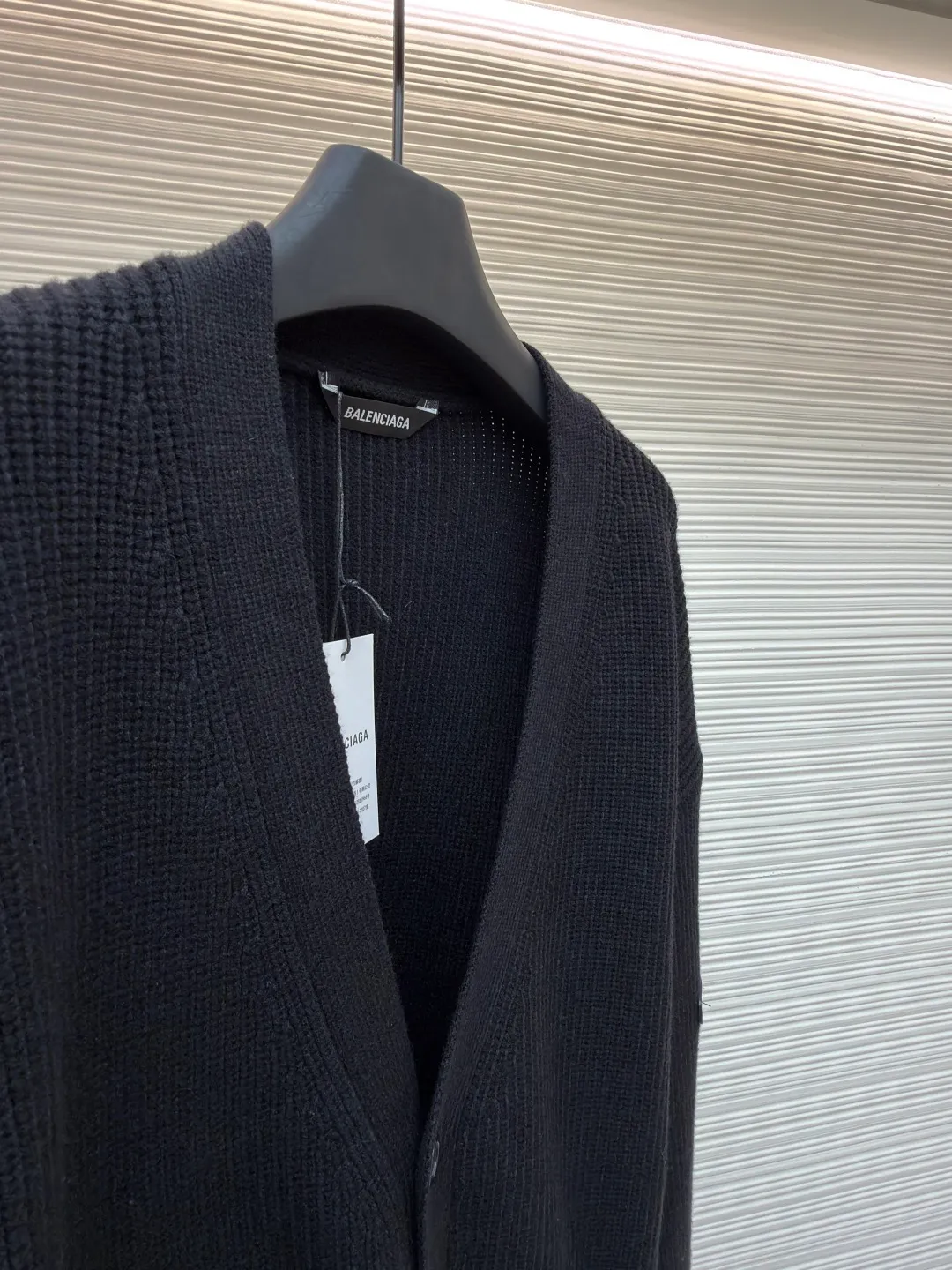 Balenciaga arm logo cardigan sweater ●Original version: Purchased and developed by 12527 ●Item number: 1681604-B15 ●Fabric: wool blended fabric ●Technology: knitting ●Color: black ●Version: loose fit ●Weight: about 1030 grams ●Size: S-M-L ●Description: Using wool blended yarn, the fabric composition is 65% cotton, 35% wool. The fabric pattern is stiff. The high cotton content can make the clothes have a sagging feeling and restore the original effect. The 35% wool content can fully tighten the fabric density and make the clothes achieve a certain level of warmth. Accessories: Leather The logo is made of natural silicone material. The original white fonts in the logo are custom-made. The sizes are consistent with the original version. This model is made of wool blended fabric and cardigan. The long sleeves and sleeves are decorated with logo art silicone works. The overall wiring is straight and delicate, the fabric is comfortable and soft, and the color is consistent without color difference. It can be matched with the same style to create a fashionable look, and can be used in various occasions. Customized accessories, complete with three standards, same style for men and women!