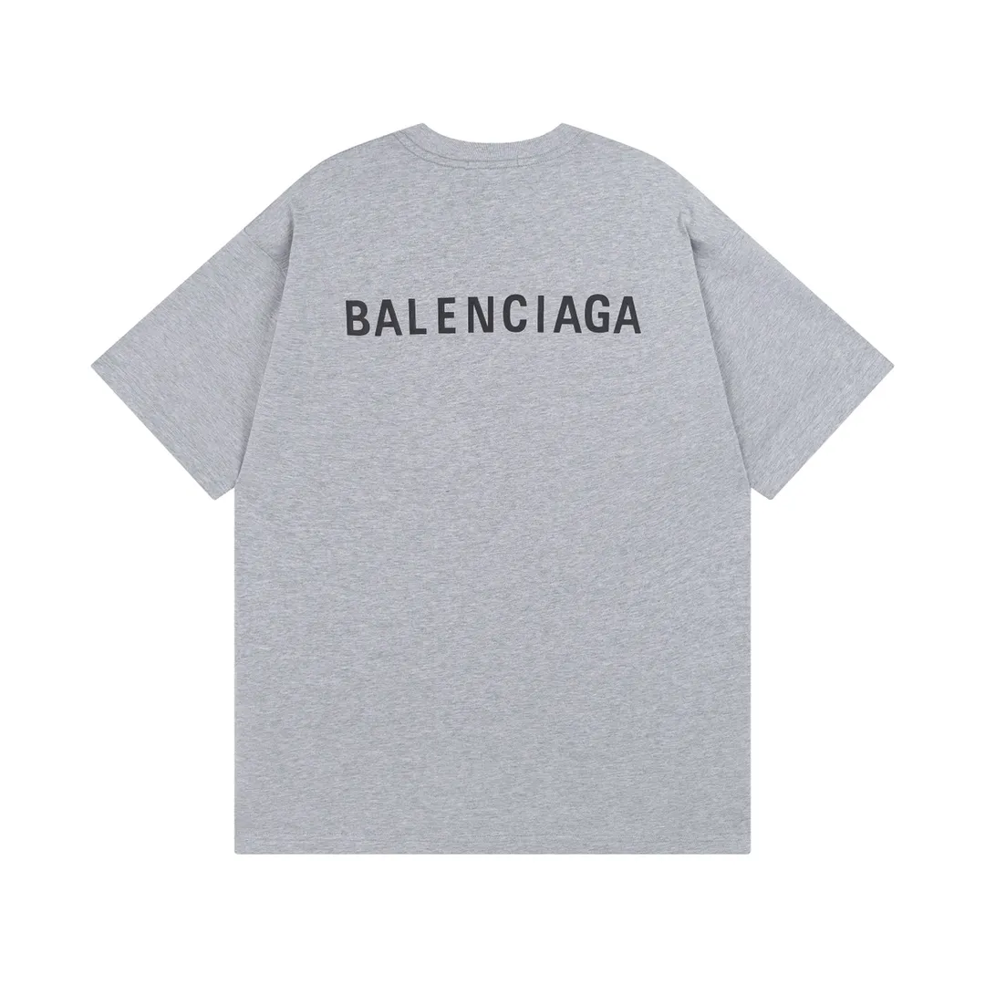 🅿️166 Detailed picture [Top version. Official website quality] BALENCI*GA/Paris#Classic style. Classic letter printed short-sleeved T-shirt on the front and back #brick cabinet synchronization.                       The fabric is made of Paris ZP custom-woven and dyed cotton double yarn, weighing 260 grams. The cloth surface is clean. The cloth pattern is clear, soft and comfortable. The threads are dyed with no color difference. The classic pattern is printed with environmentally friendly imported materials, precision printing screen, the letters are clear, the effect is three-dimensional, and the brick cabinet is restored. The version adopts OS loose shoulder style. Same style for men and women. Coding: BL223022 Color: black, beige, white, blue, floral gray, beige. Size: XS to L