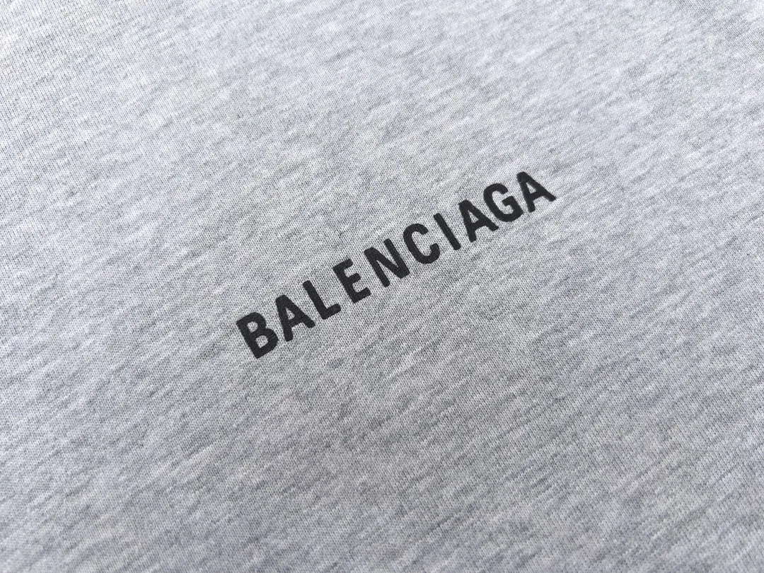 🅿️166 Detailed picture [Top version. Official website quality] BALENCI*GA/Paris#Classic style. Classic letter printed short-sleeved T-shirt on the front and back #brick cabinet synchronization.                       The fabric is made of Paris ZP custom-woven and dyed cotton double yarn, weighing 260 grams. The cloth surface is clean. The cloth pattern is clear, soft and comfortable. The threads are dyed with no color difference. The classic pattern is printed with environmentally friendly imported materials, precision printing screen, the letters are clear, the effect is three-dimensional, and the brick cabinet is restored. The version adopts OS loose shoulder style. Same style for men and women. Coding: BL223022 Color: black, beige, white, blue, floral gray, beige. Size: XS to L