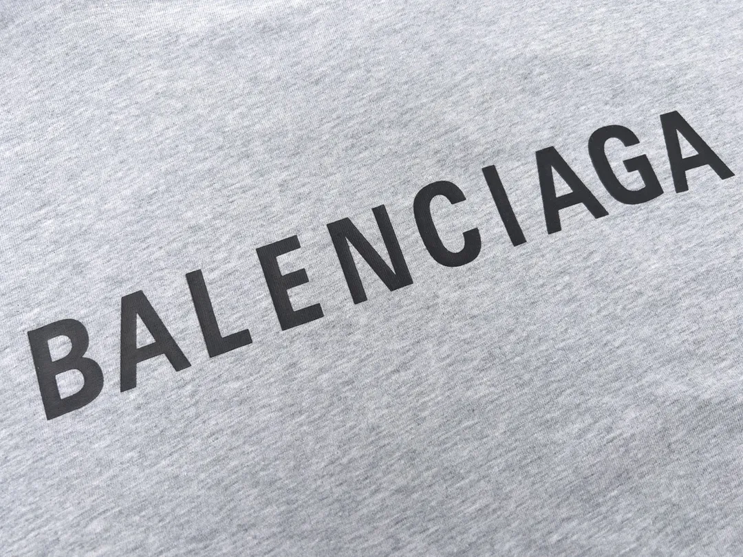 🅿️166 Detailed picture [Top version. Official website quality] BALENCI*GA/Paris#Classic style. Classic letter printed short-sleeved T-shirt on the front and back #brick cabinet synchronization.                       The fabric is made of Paris ZP custom-woven and dyed cotton double yarn, weighing 260 grams. The cloth surface is clean. The cloth pattern is clear, soft and comfortable. The threads are dyed with no color difference. The classic pattern is printed with environmentally friendly imported materials, precision printing screen, the letters are clear, the effect is three-dimensional, and the brick cabinet is restored. The version adopts OS loose shoulder style. Same style for men and women. Coding: BL223022 Color: black, beige, white, blue, floral gray, beige. Size: XS to L