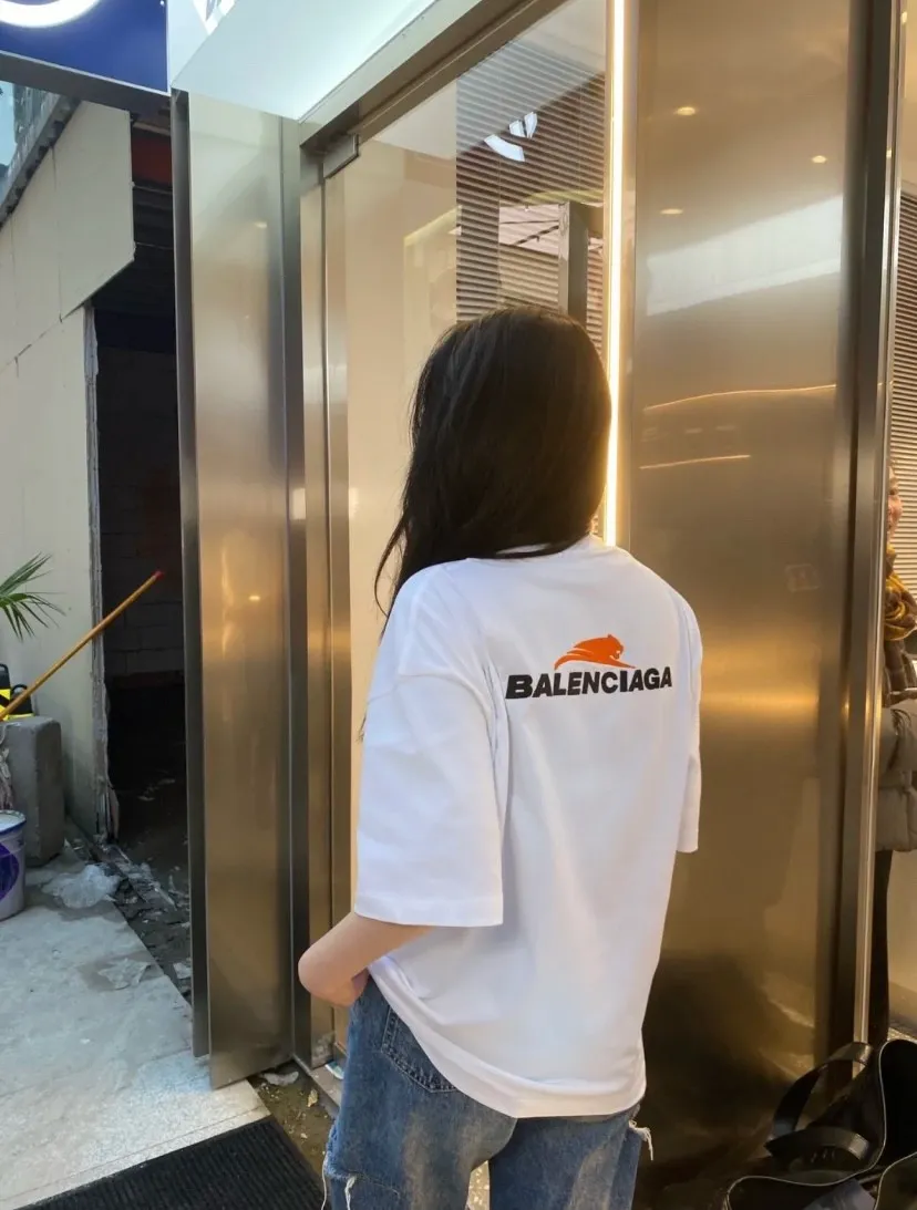 ♻️💯Upper body reference model picture❤️The top version of BALENCIAGA's new Balenciaga Year of the Tiger limited embroidery loose-fitting pure cotton short-sleeved T-shirt for men and women couples. Without further ado, the focus of this model's craftsmanship is the embroidery printing on the front and back. Whoever has good machines will do it right. For this model, the embroidery machine we use is the Tajima embroidery machine imported from Japan, "known as the best embroidery model in the world", with low failure rate, thread skipping rate, and thread breakage rate. Embroidery with high precision.  3D cherry blossom thread, embroidery is meticulous and smooth. You can see the detailed pictures, even though thousands of needles are used for embroidery, the fabric will not deform. The edges and corners, the pattern transition is smooth and flat!  Color: black, white, yellow Size: XS-L P:250