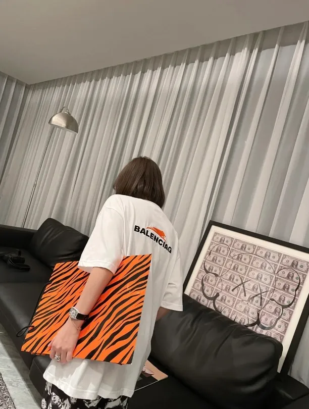 ♻️💯Upper body reference model picture❤️The top version of BALENCIAGA's new Balenciaga Year of the Tiger limited embroidery loose-fitting pure cotton short-sleeved T-shirt for men and women couples. Without further ado, the focus of this model's craftsmanship is the embroidery printing on the front and back. Whoever has good machines will do it right. For this model, the embroidery machine we use is the Tajima embroidery machine imported from Japan, "known as the best embroidery model in the world", with low failure rate, thread skipping rate, and thread breakage rate. Embroidery with high precision.  3D cherry blossom thread, embroidery is meticulous and smooth. You can see the detailed pictures, even though thousands of needles are used for embroidery, the fabric will not deform. The edges and corners, the pattern transition is smooth and flat!  Color: black, white, yellow Size: XS-L P:250