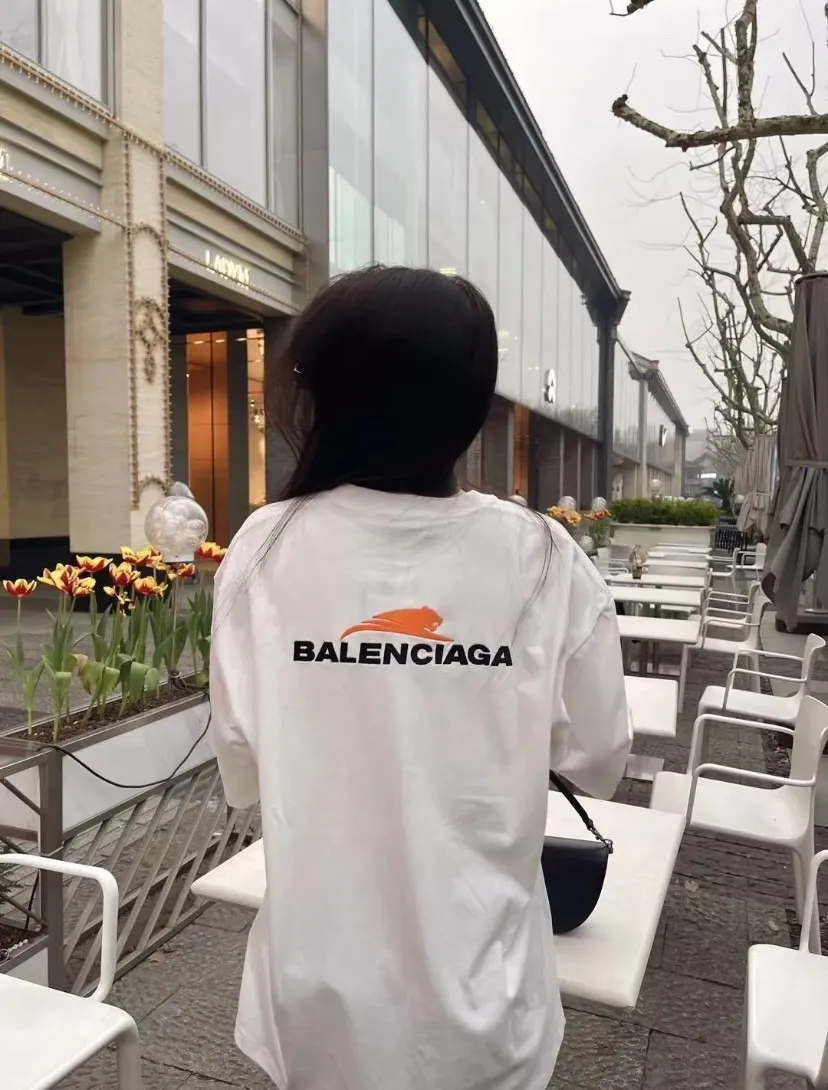 ♻️💯Upper body reference model picture❤️The top version of BALENCIAGA's new Balenciaga Year of the Tiger limited embroidery loose-fitting pure cotton short-sleeved T-shirt for men and women couples. Without further ado, the focus of this model's craftsmanship is the embroidery printing on the front and back. Whoever has good machines will do it right. For this model, the embroidery machine we use is the Tajima embroidery machine imported from Japan, "known as the best embroidery model in the world", with low failure rate, thread skipping rate, and thread breakage rate. Embroidery with high precision.  3D cherry blossom thread, embroidery is meticulous and smooth. You can see the detailed pictures, even though thousands of needles are used for embroidery, the fabric will not deform. The edges and corners, the pattern transition is smooth and flat!  Color: black, white, yellow Size: XS-L P:250