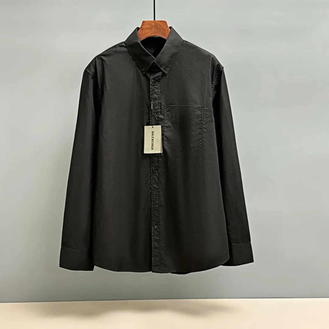🅿️220 BALENCIAGA/Balenciaga early autumn thick plate printed shirt. Customized classic 40-count plain weave imitation Tencel Paris shirt fabric. Loose version. Three-dimensional upper body. Smooth and natural lines. From shoulder line to waistline to hem. Smooth transition of lines. No unnecessary folds or accumulation. The whole body is neat and stretched. Customized Paris logo engraved button. Patch pocket design on the left side of the chest. Matched with balenciaga imported thick glue printing embellishment on the back panel. The printing fits perfectly with the fabric. There will be no problems such as color fading, peeling off, etc. Size: S M L XL