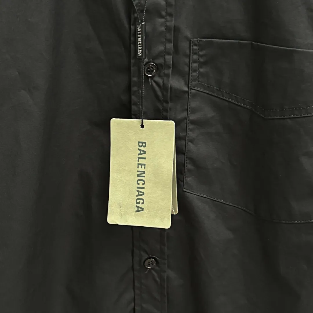 🅿️220 BALENCIAGA/Balenciaga early autumn thick plate printed shirt. Customized classic 40-count plain weave imitation Tencel Paris shirt fabric. Loose version. Three-dimensional upper body. Smooth and natural lines. From shoulder line to waistline to hem. Smooth transition of lines. No unnecessary folds or accumulation. The whole body is neat and stretched. Customized Paris logo engraved button. Patch pocket design on the left side of the chest. Matched with balenciaga imported thick glue printing embellishment on the back panel. The printing fits perfectly with the fabric. There will be no problems such as color fading, peeling off, etc. Size: S M L XL
