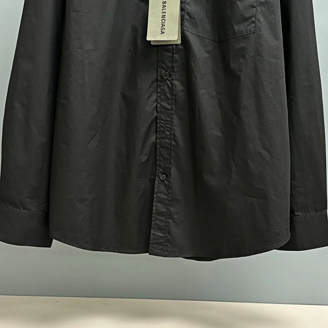 🅿️220 BALENCIAGA/Balenciaga early autumn thick plate printed shirt. Customized classic 40-count plain weave imitation Tencel Paris shirt fabric. Loose version. Three-dimensional upper body. Smooth and natural lines. From shoulder line to waistline to hem. Smooth transition of lines. No unnecessary folds or accumulation. The whole body is neat and stretched. Customized Paris logo engraved button. Patch pocket design on the left side of the chest. Matched with balenciaga imported thick glue printing embellishment on the back panel. The printing fits perfectly with the fabric. There will be no problems such as color fading, peeling off, etc. Size: S M L XL