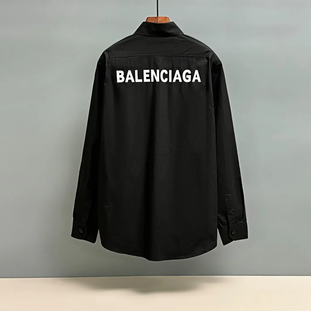 🅿️220 BALENCIAGA/Balenciaga early autumn thick plate printed shirt. Customized classic 40-count plain weave imitation Tencel Paris shirt fabric. Loose version. Three-dimensional upper body. Smooth and natural lines. From shoulder line to waistline to hem. Smooth transition of lines. No unnecessary folds or accumulation. The whole body is neat and stretched. Customized Paris logo engraved button. Patch pocket design on the left side of the chest. Matched with balenciaga imported thick glue printing embellishment on the back panel. The printing fits perfectly with the fabric. There will be no problems such as color fading, peeling off, etc. Size: S M L XL