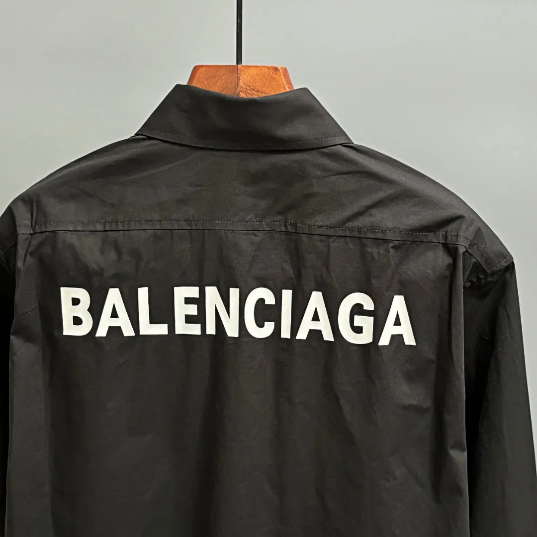 🅿️220 BALENCIAGA/Balenciaga early autumn thick plate printed shirt. Customized classic 40-count plain weave imitation Tencel Paris shirt fabric. Loose version. Three-dimensional upper body. Smooth and natural lines. From shoulder line to waistline to hem. Smooth transition of lines. No unnecessary folds or accumulation. The whole body is neat and stretched. Customized Paris logo engraved button. Patch pocket design on the left side of the chest. Matched with balenciaga imported thick glue printing embellishment on the back panel. The printing fits perfectly with the fabric. There will be no problems such as color fading, peeling off, etc. Size: S M L XL
